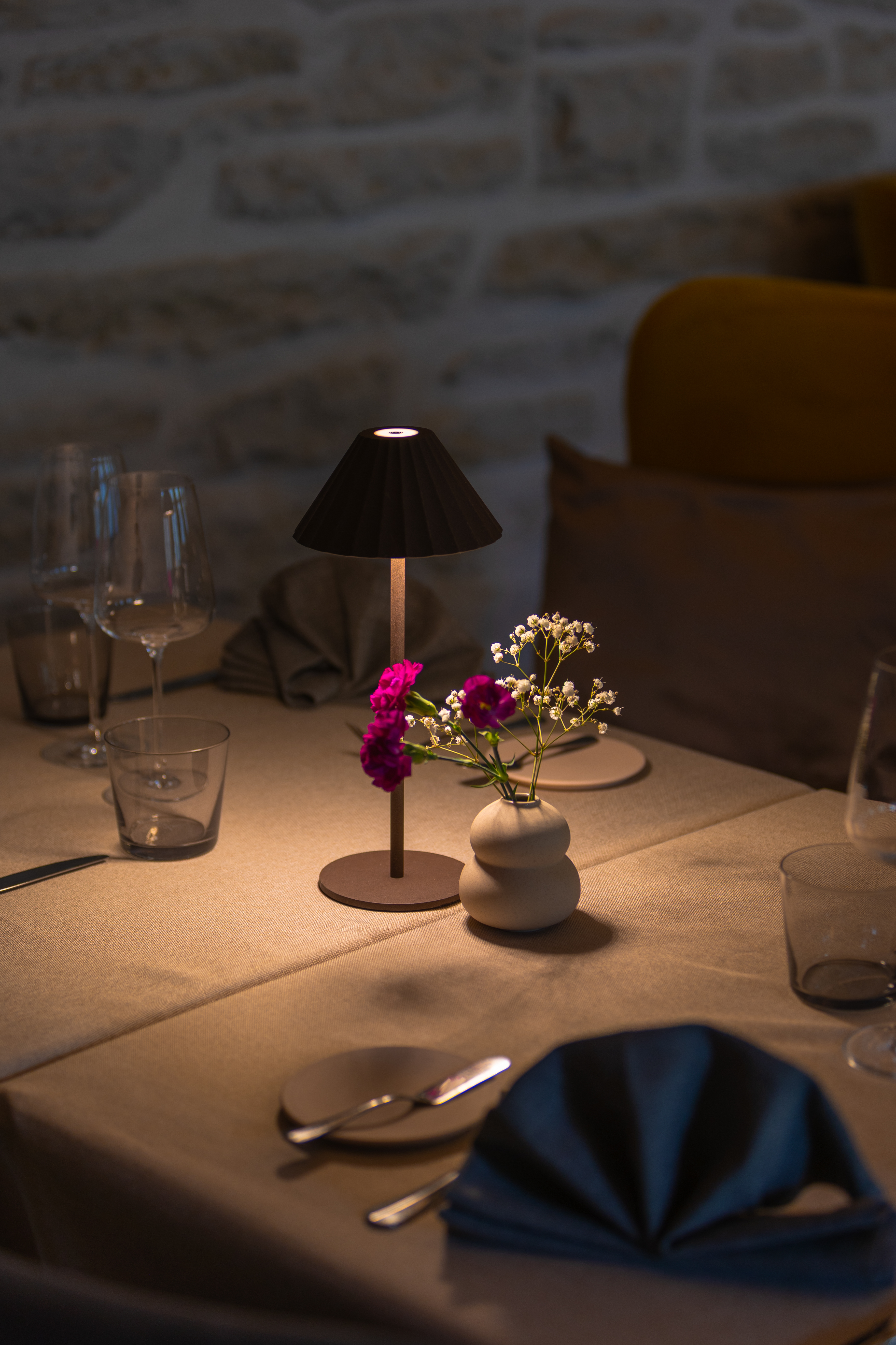 Ame restorani kaetud laud