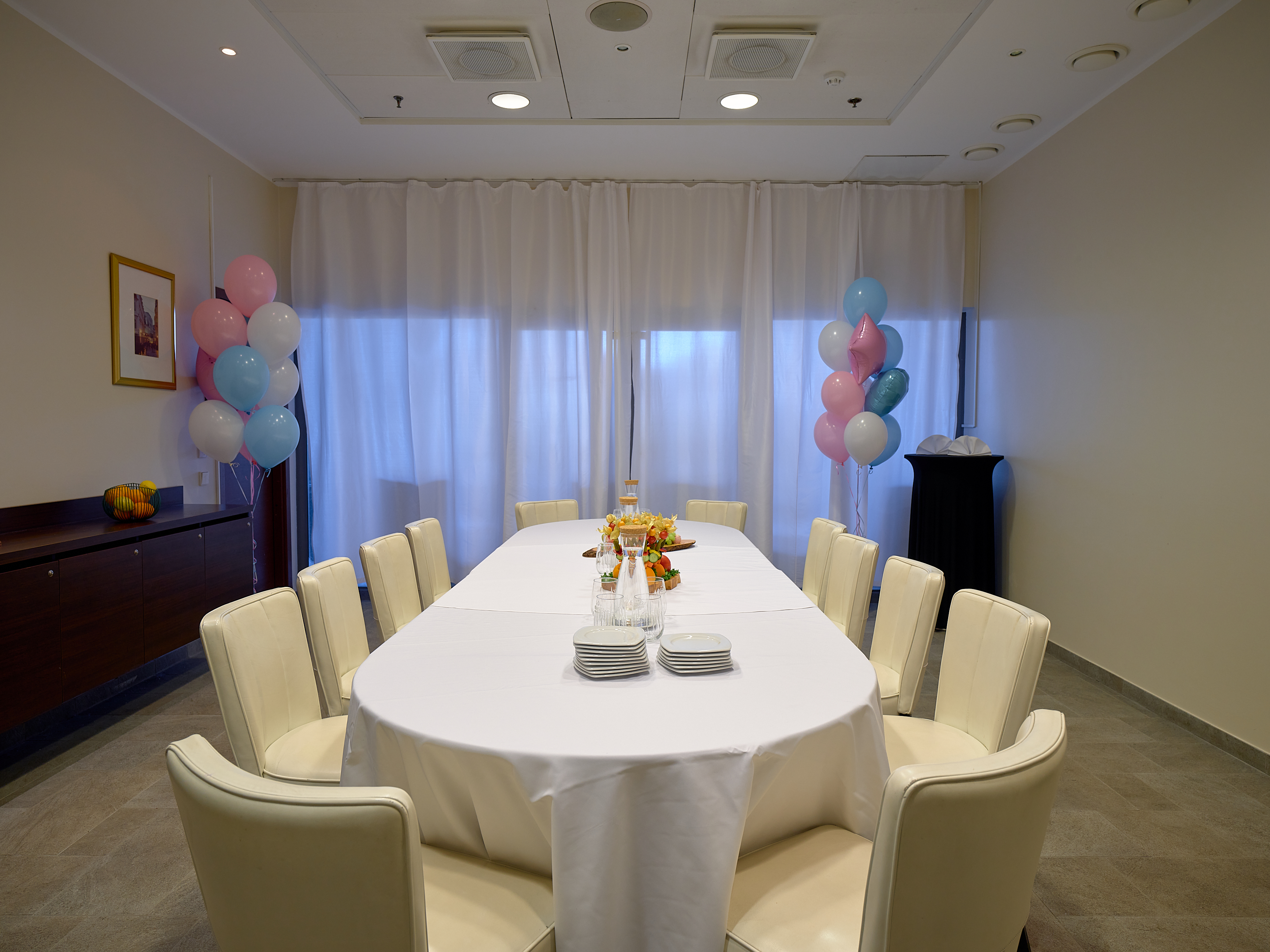 Svinīgi dekorēta telpa