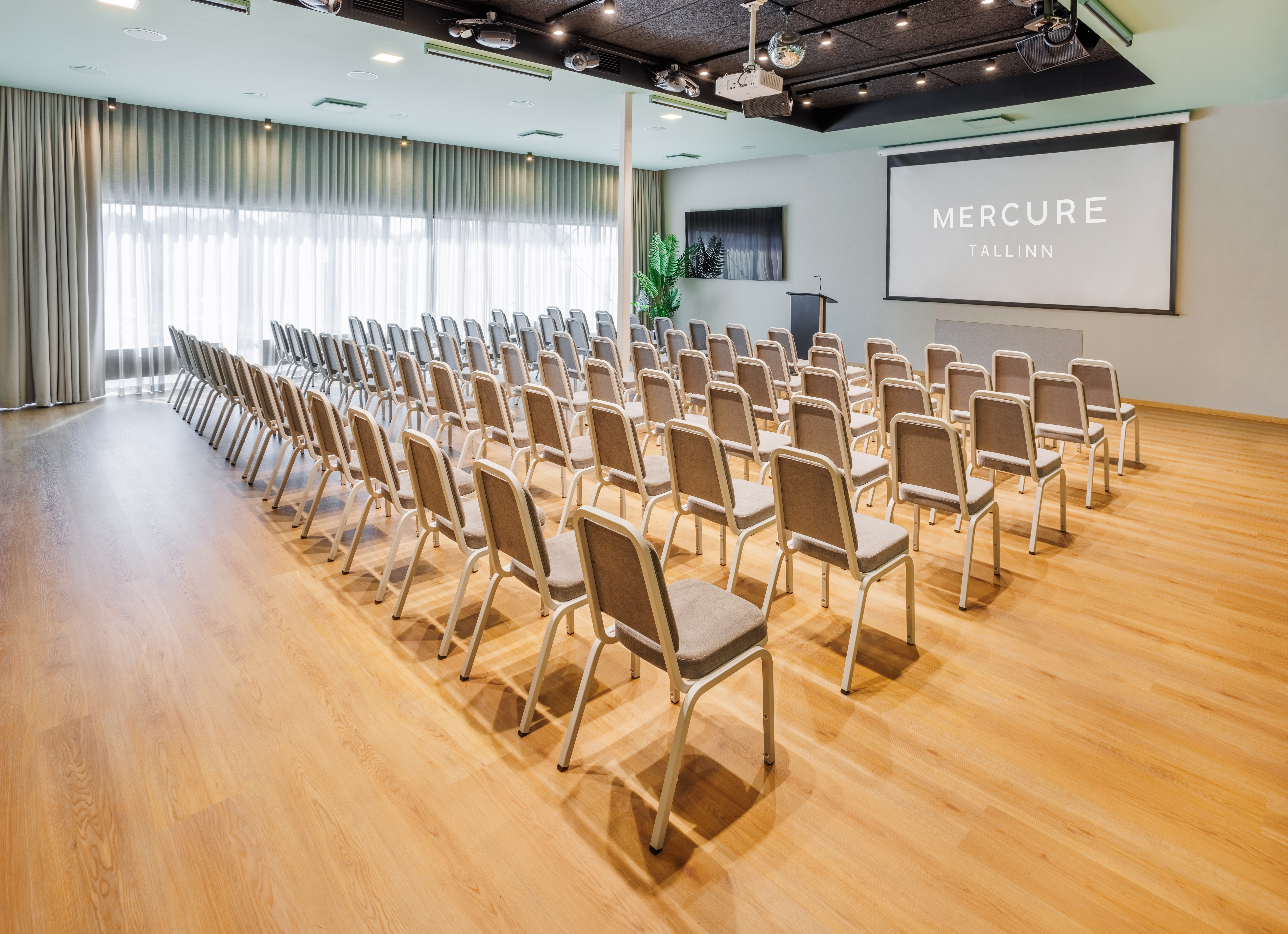 Mercure Tallinn avar konverentsiruum La Forêt teatristiilis