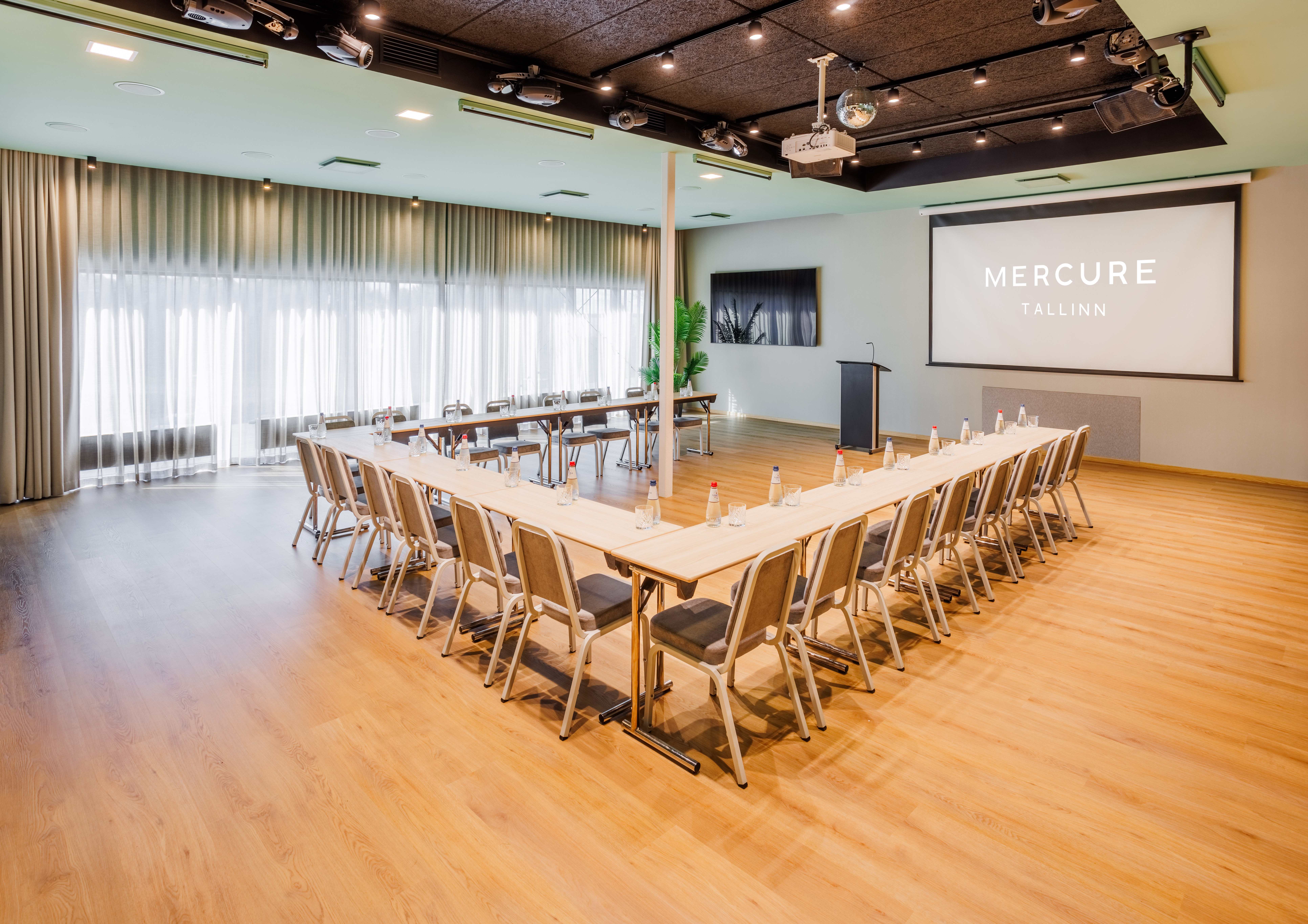 Mercure Tallinn konverentsiruum La Forêt koos ekraani ja laudadega