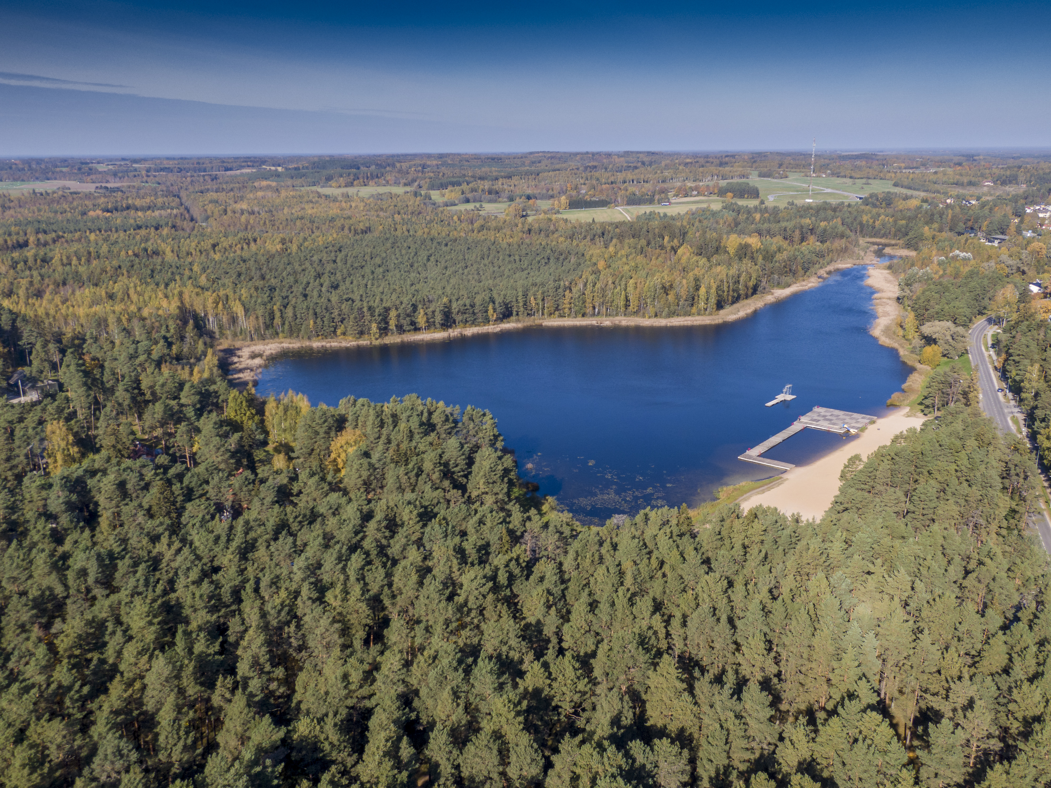 Verevi järv Elvas, kaunis liivarand ja sinine vesi männimetsa kõrval