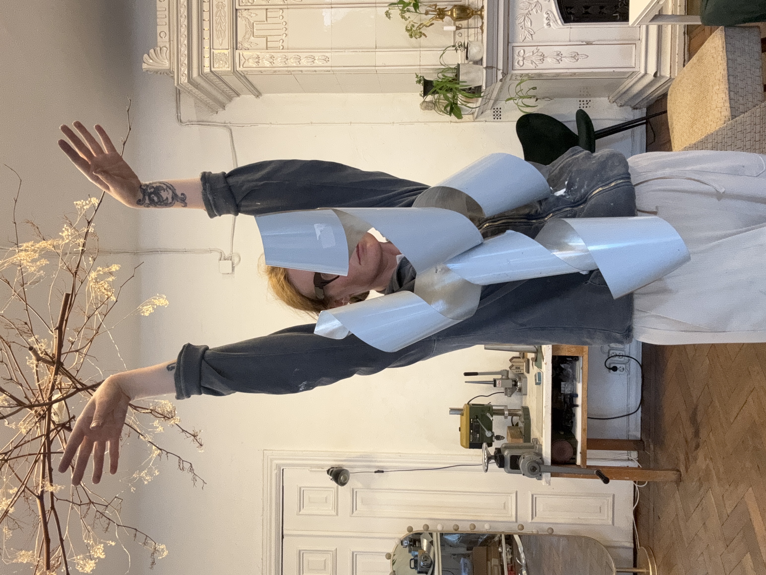 Tööprotsess: autoportree kandes megaprossi