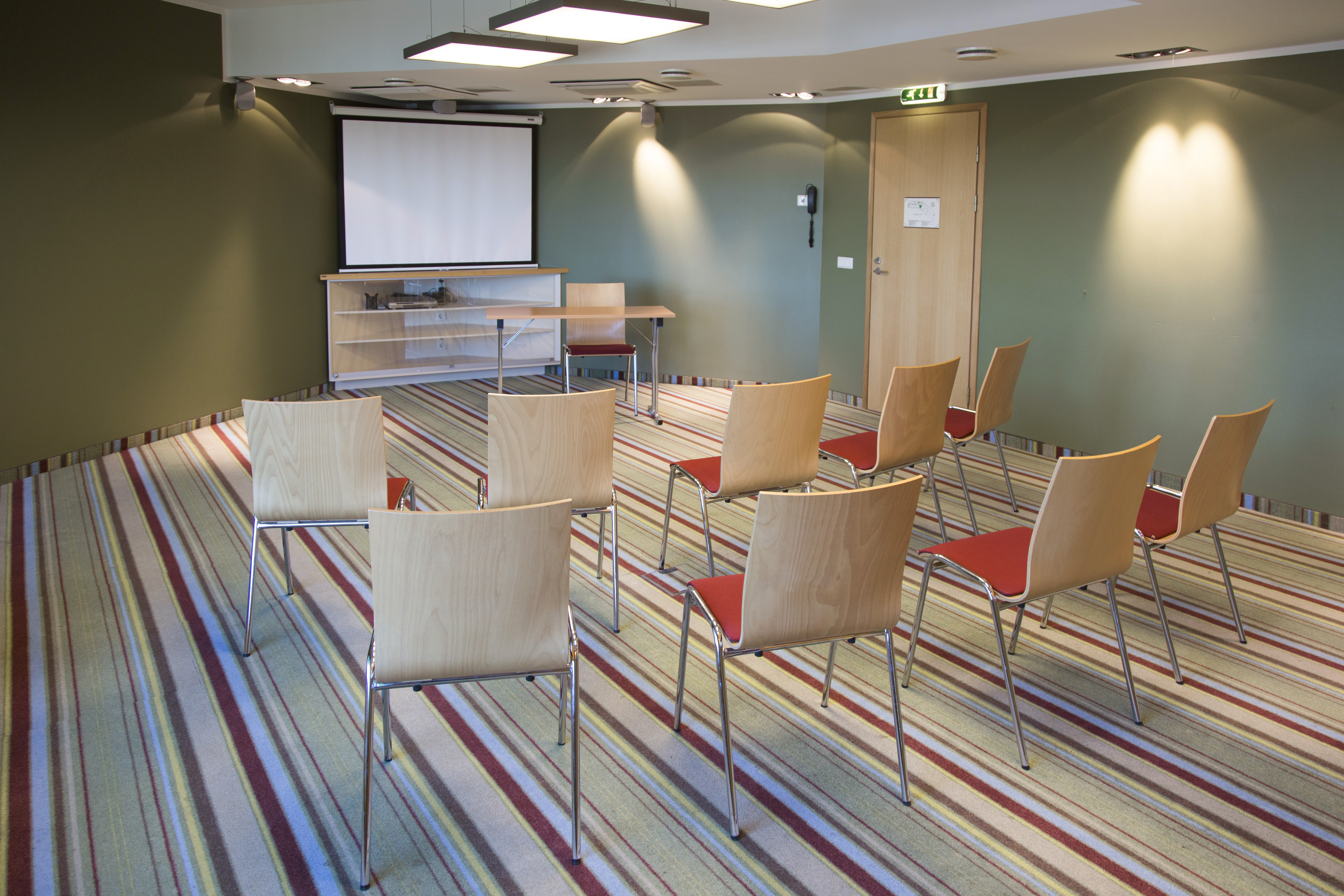 Väiksem seminarisaal Muhu paigutusega teatri-stiilis