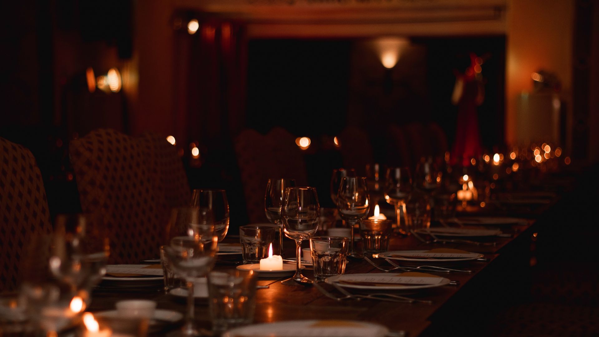 Saal küünlavalguses vanalinna restoranis Maikrahv