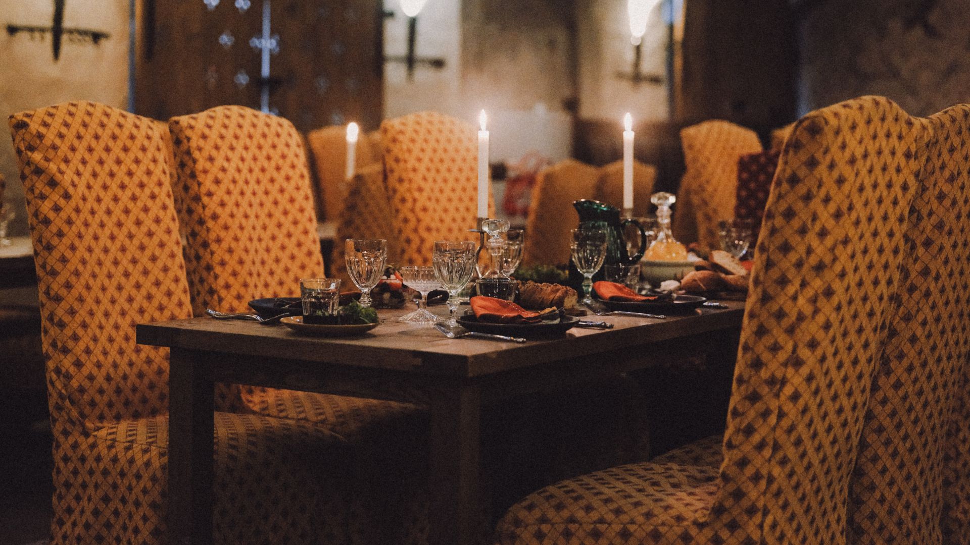 Vaade kaetud lauale ja atmosfäärile