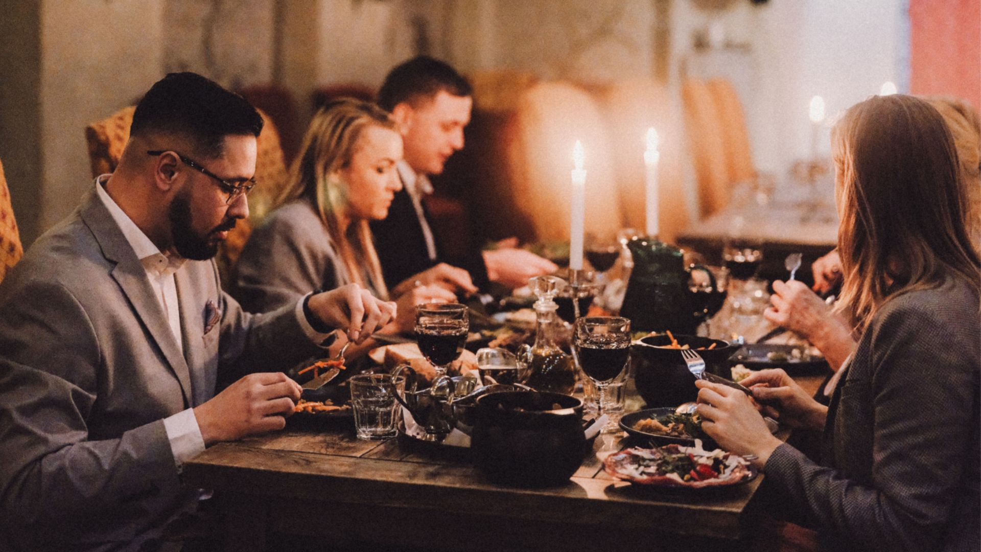 Grupi pidusööming vanalinna restoranis Maikrahv