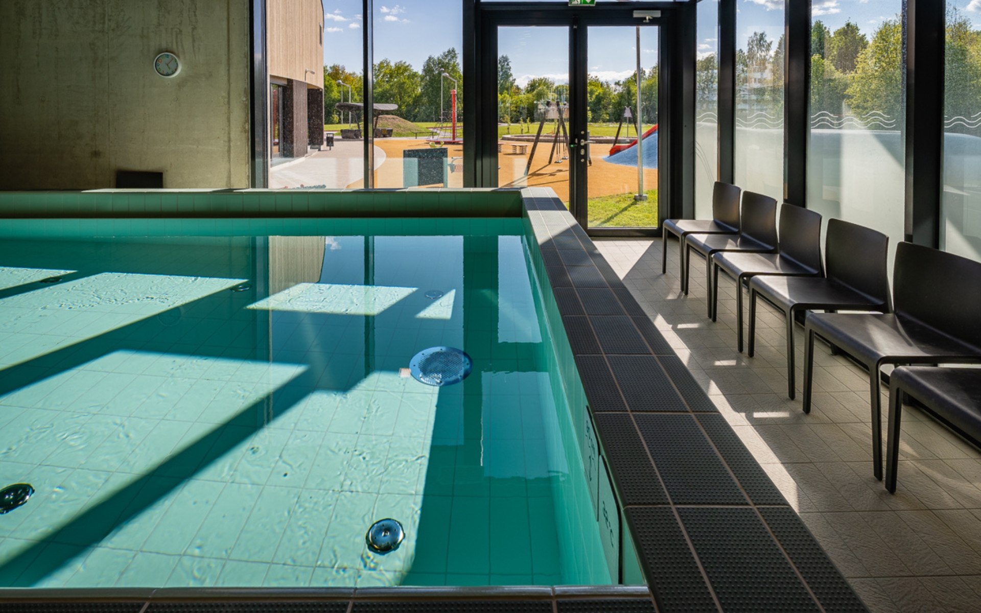 Madalam ja sooja, 32°C kraadise, veega väikelastebassein