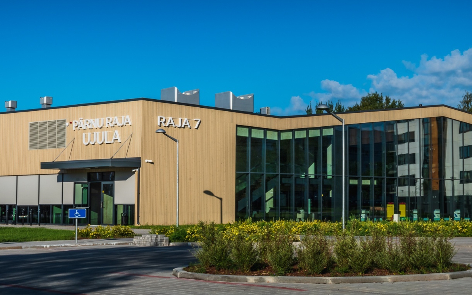 Raja ujula sissepääs ja hoone välisfassaad