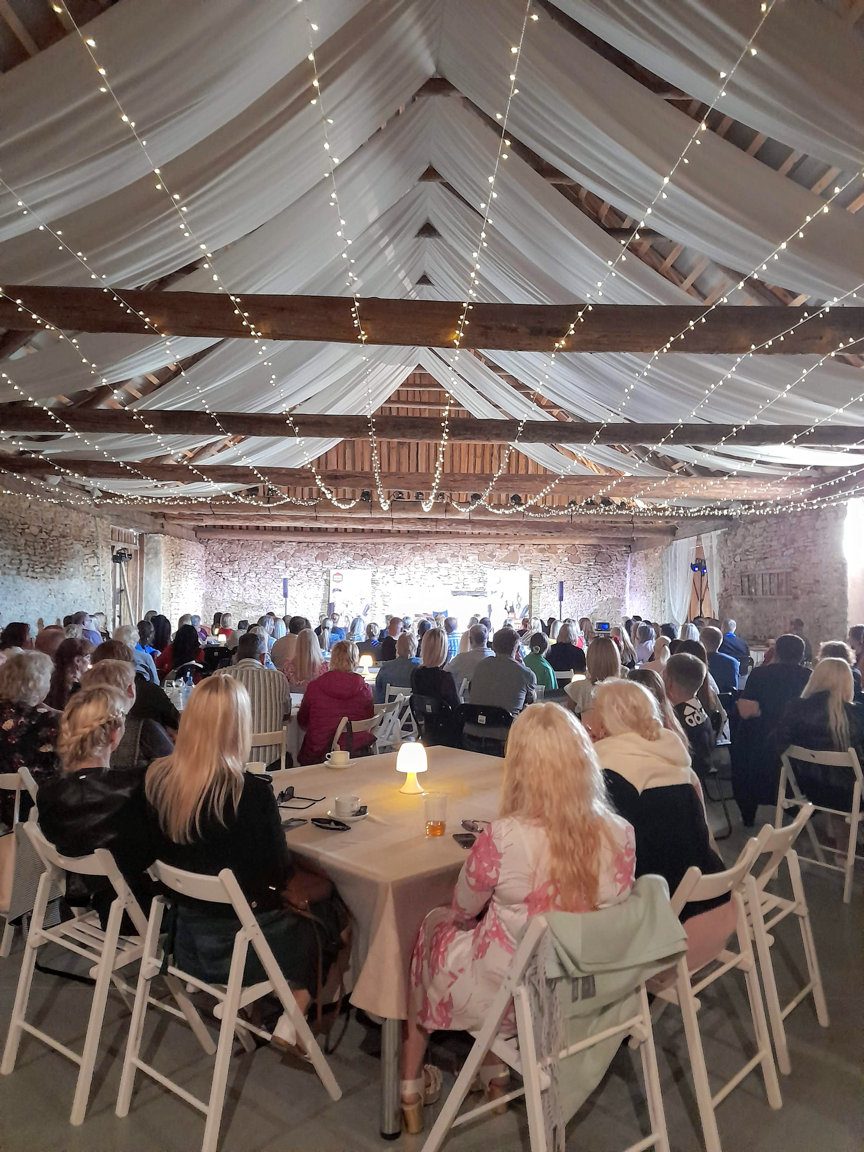 Ohukotsu küün, täissaaliga teatrietendus