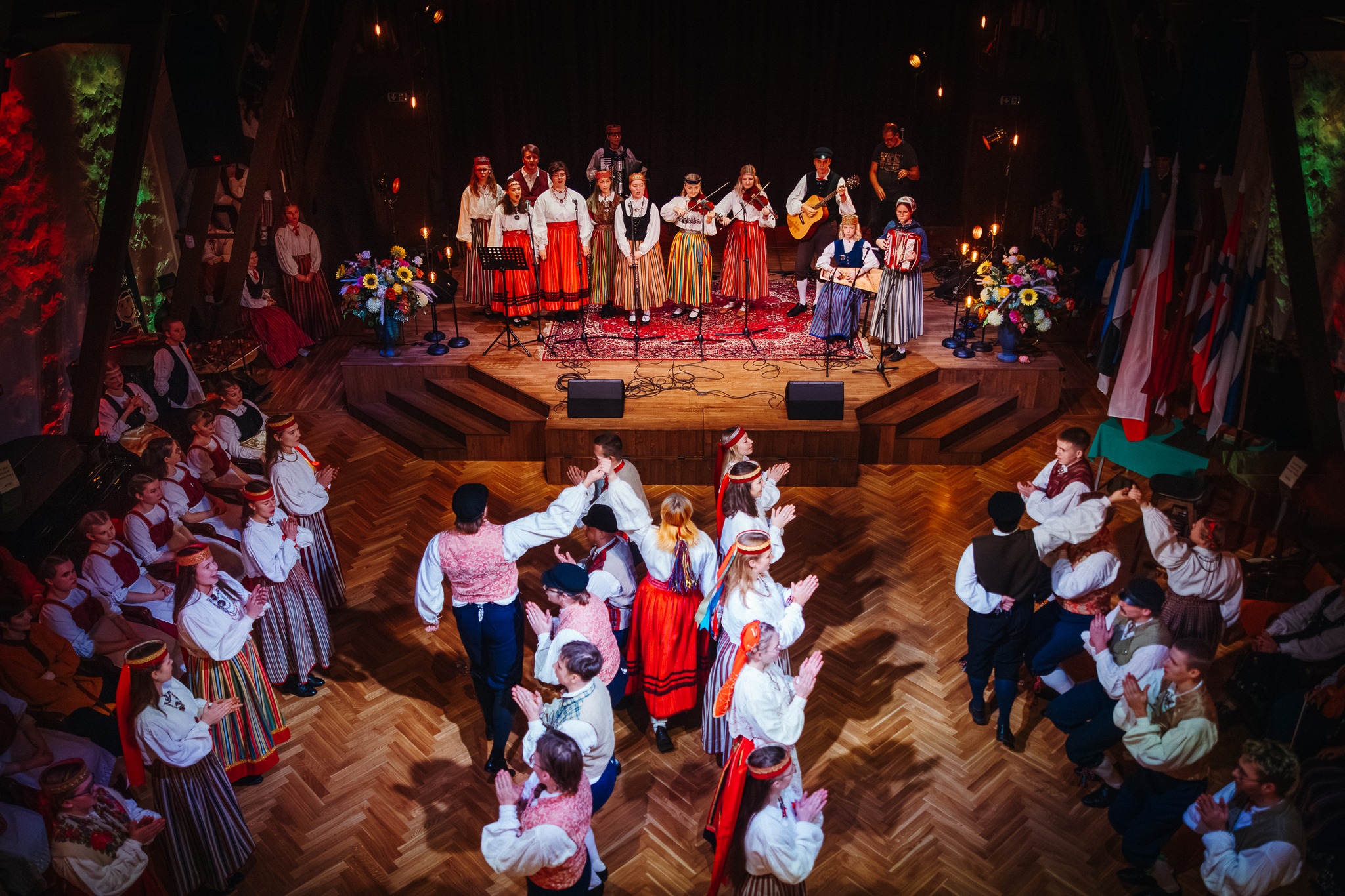 Tartu Folk 2024. Inimesed tantsimas.