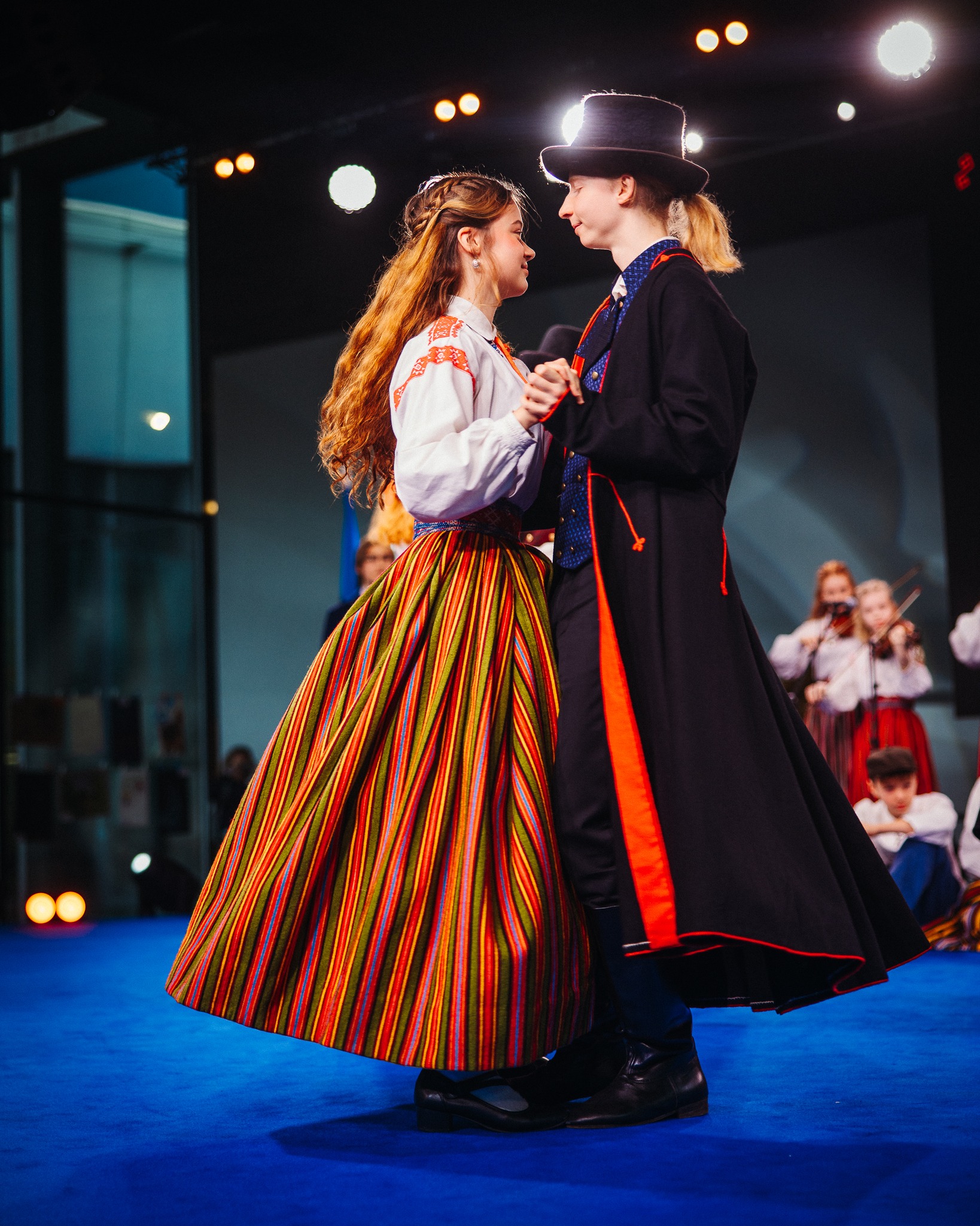 Tartu Folk. Kaks noort rahvatantsu tantsimas.