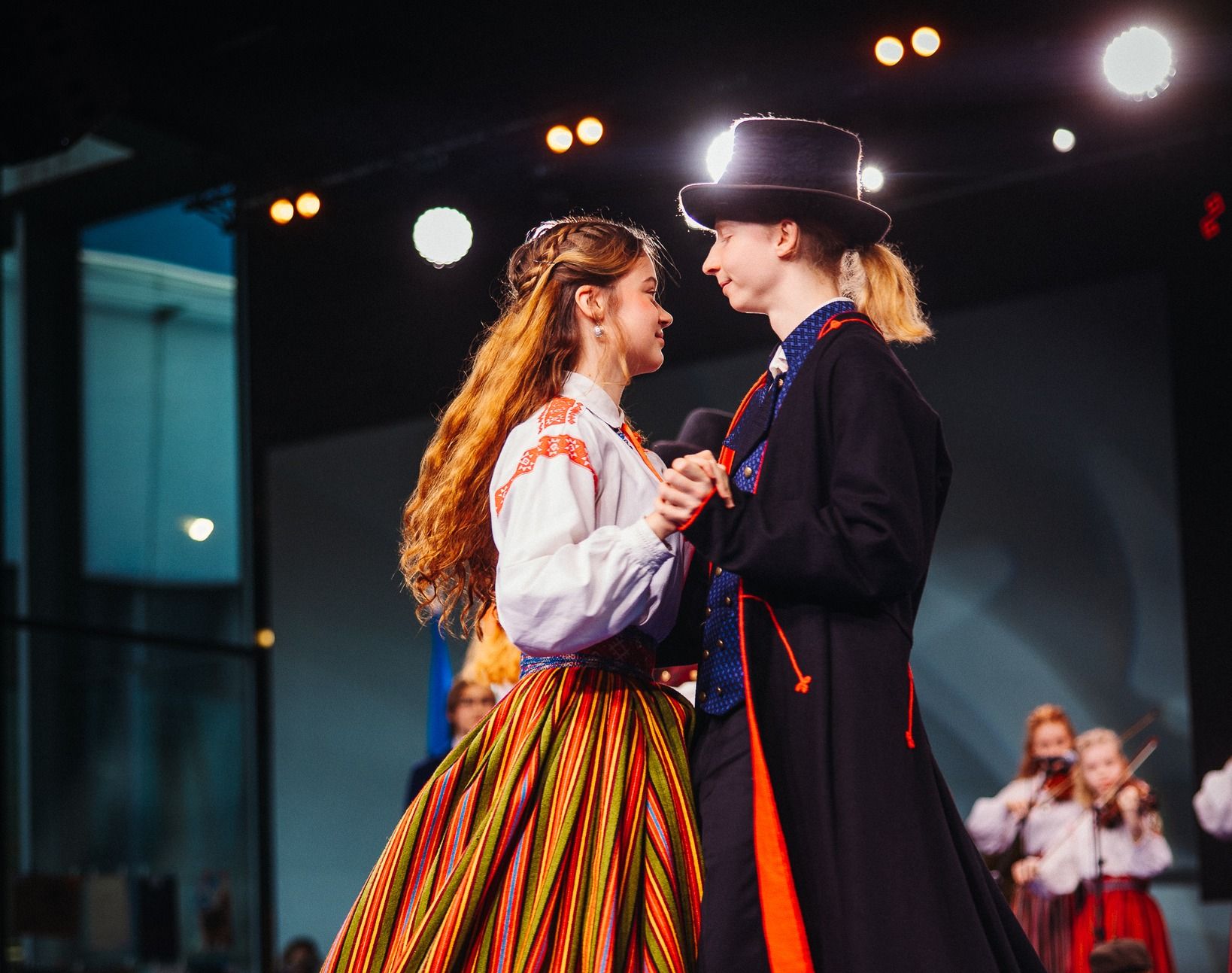 Tartu Folgil kaks noort rahvatantsu tantsimas