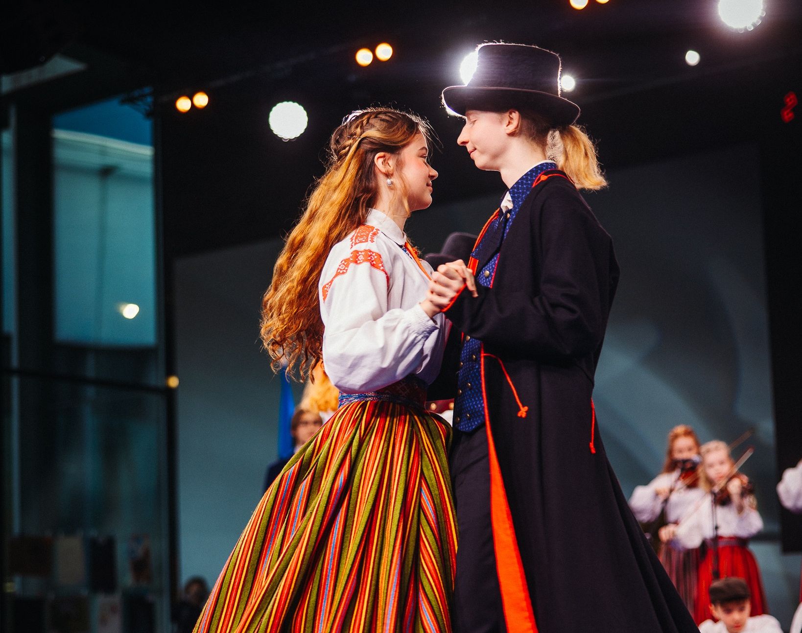 Tartu Folgil kaks noort rahvatantsu tantsimas