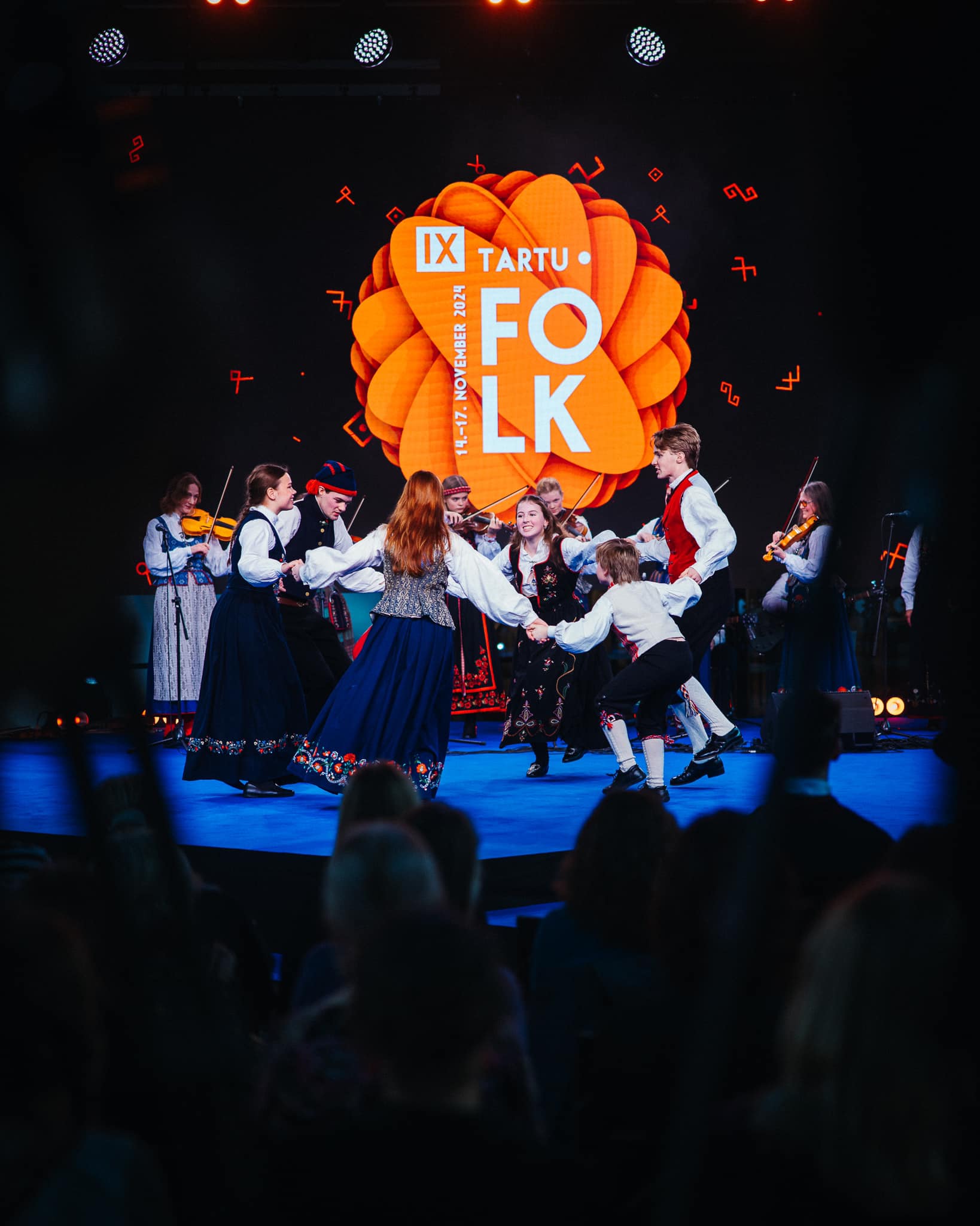 Tartu Folk. Inimesed tantsimas.