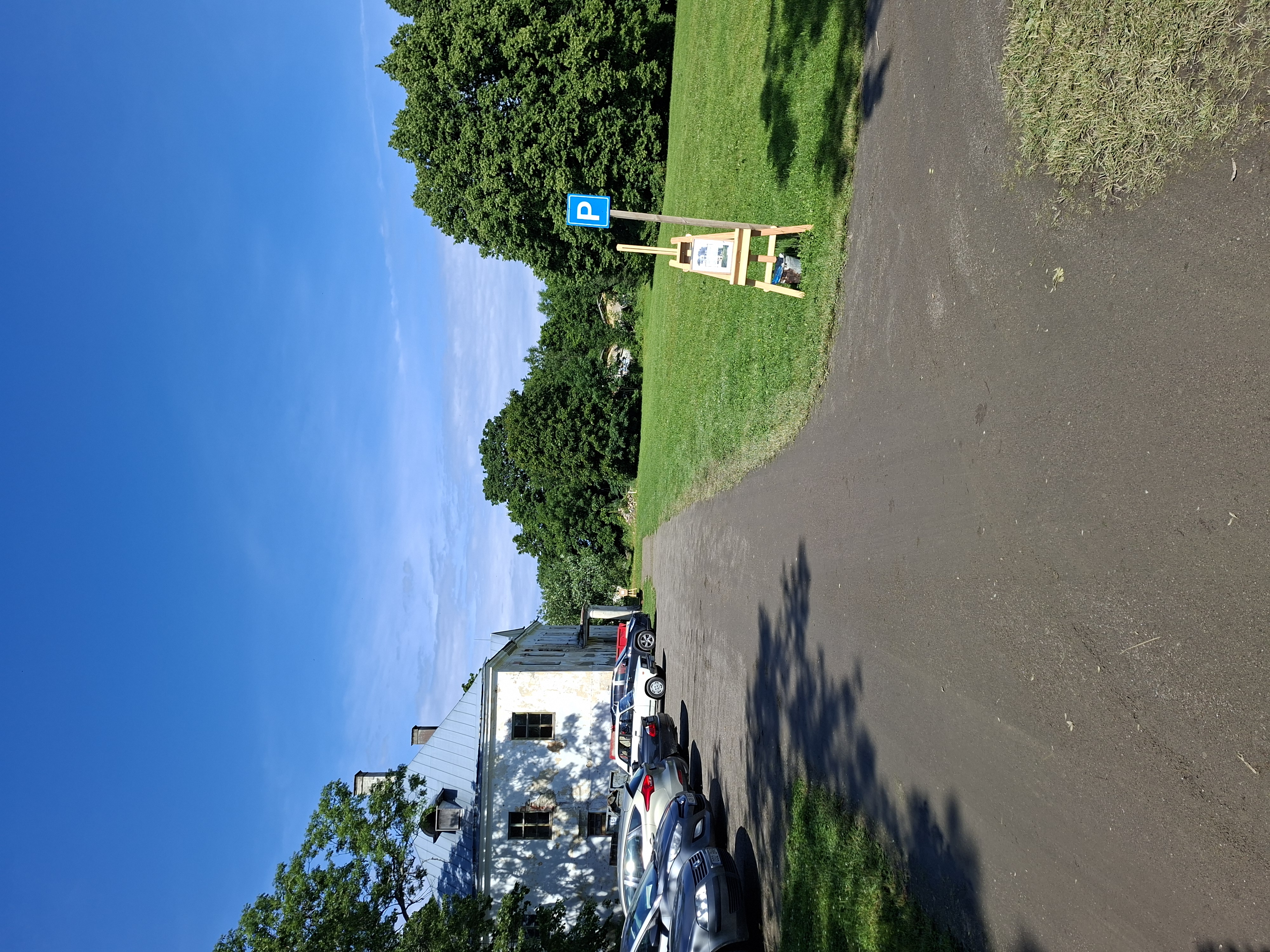 Käesalu Kunstikeskuse õueala, vaade parklasse