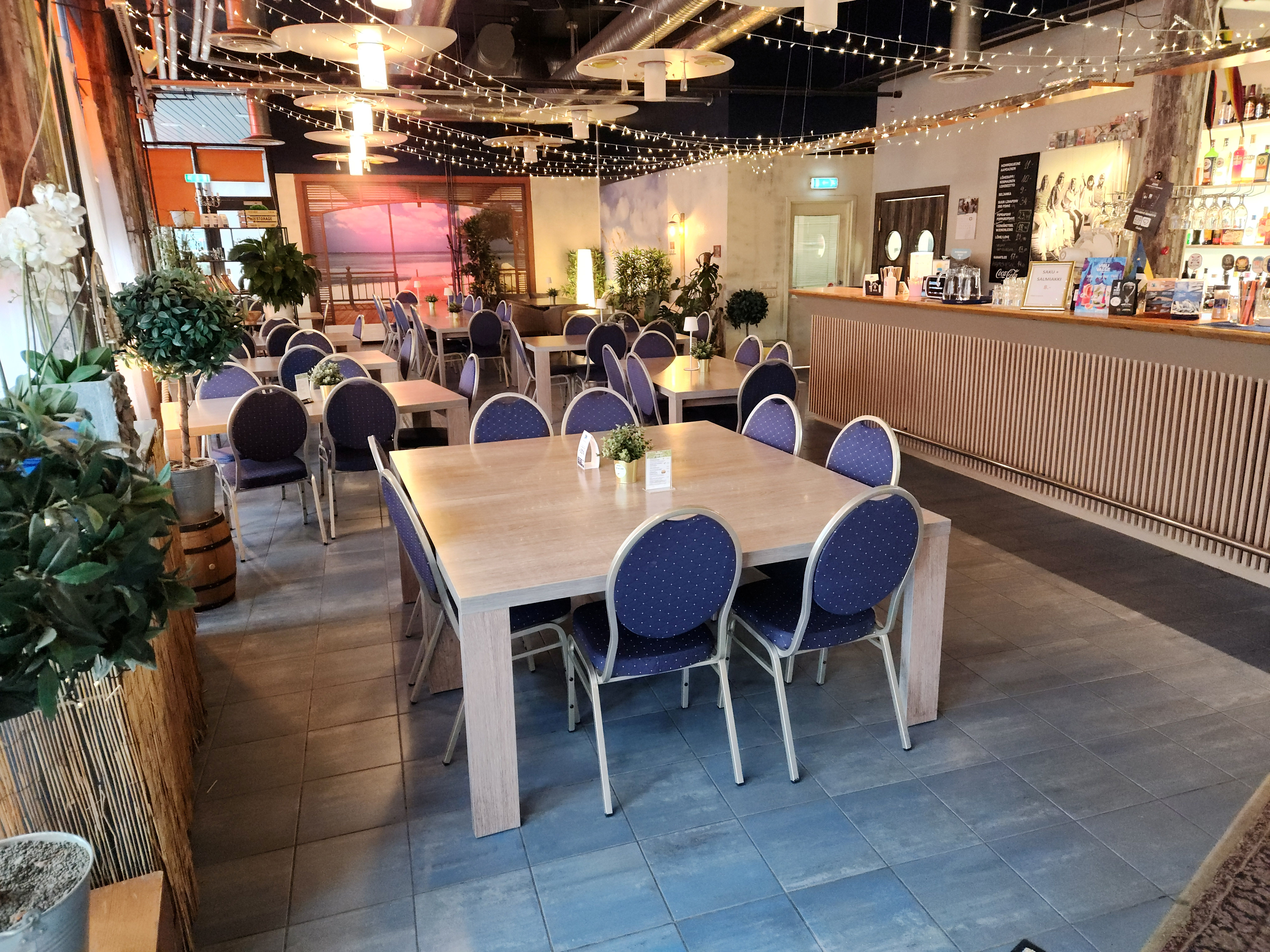 Saal ja baarilett peauksest sisenedes