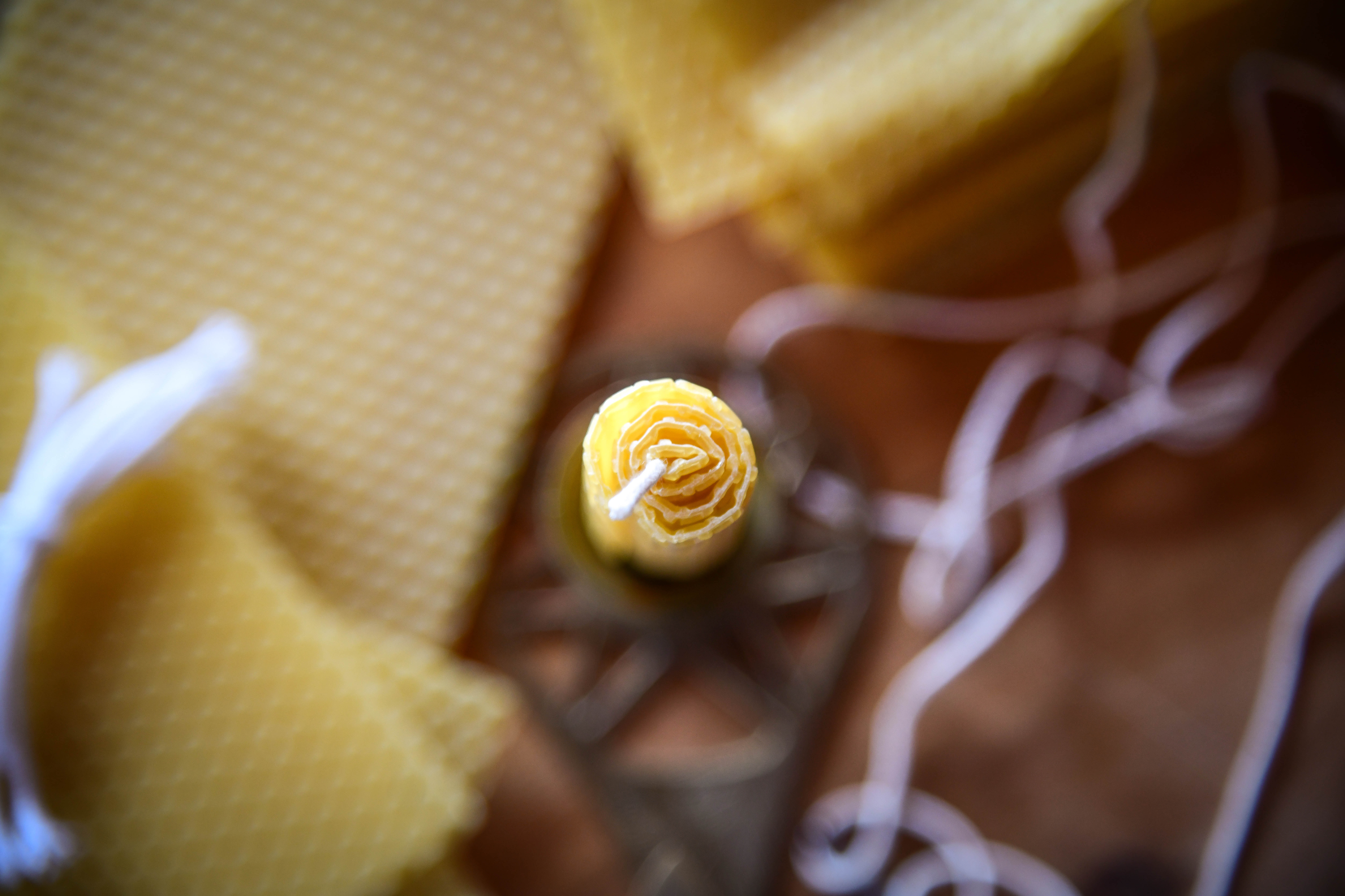 Mesilasvaha plaadist keeratud küünal