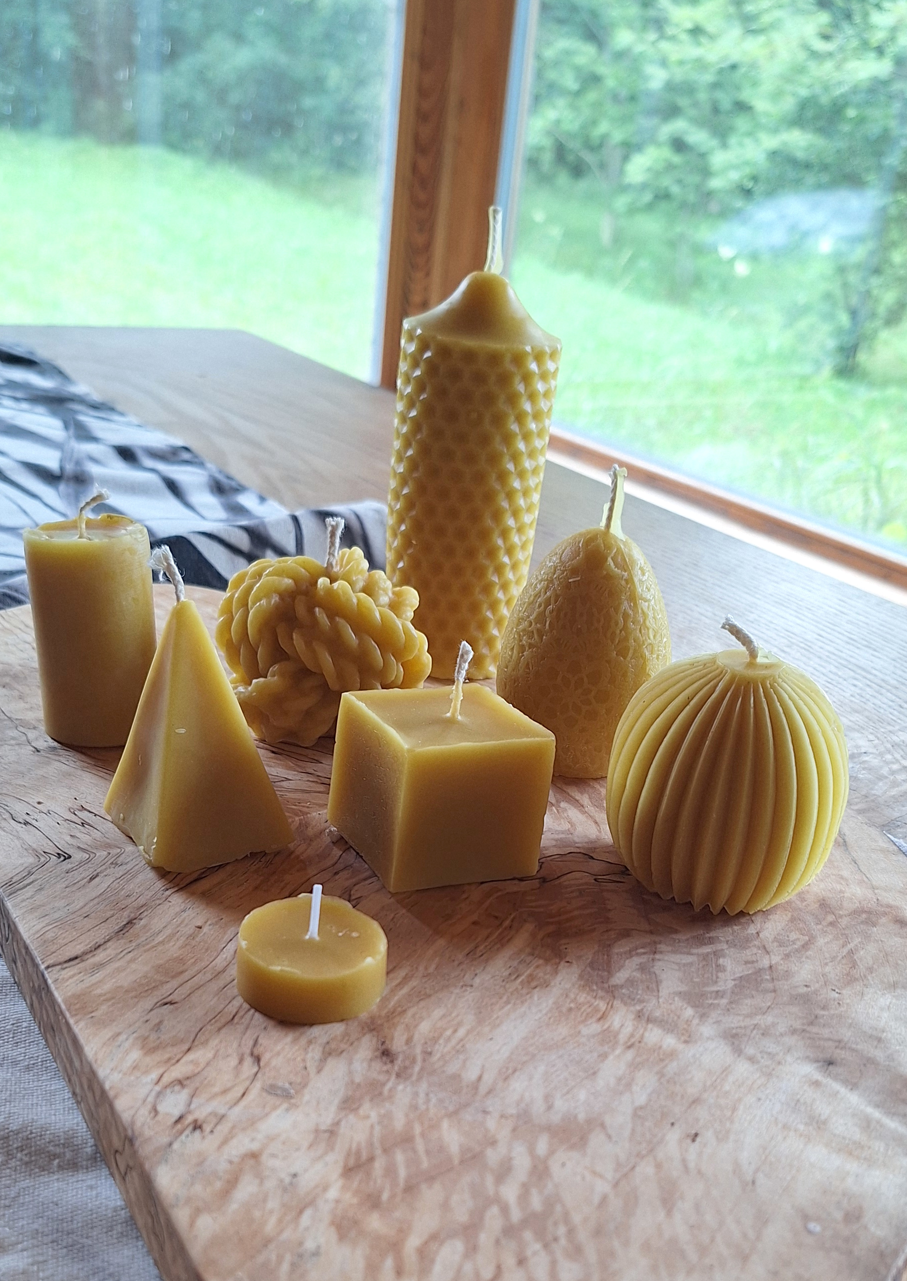 Valik mesilasvahast isetehtud küünlaid