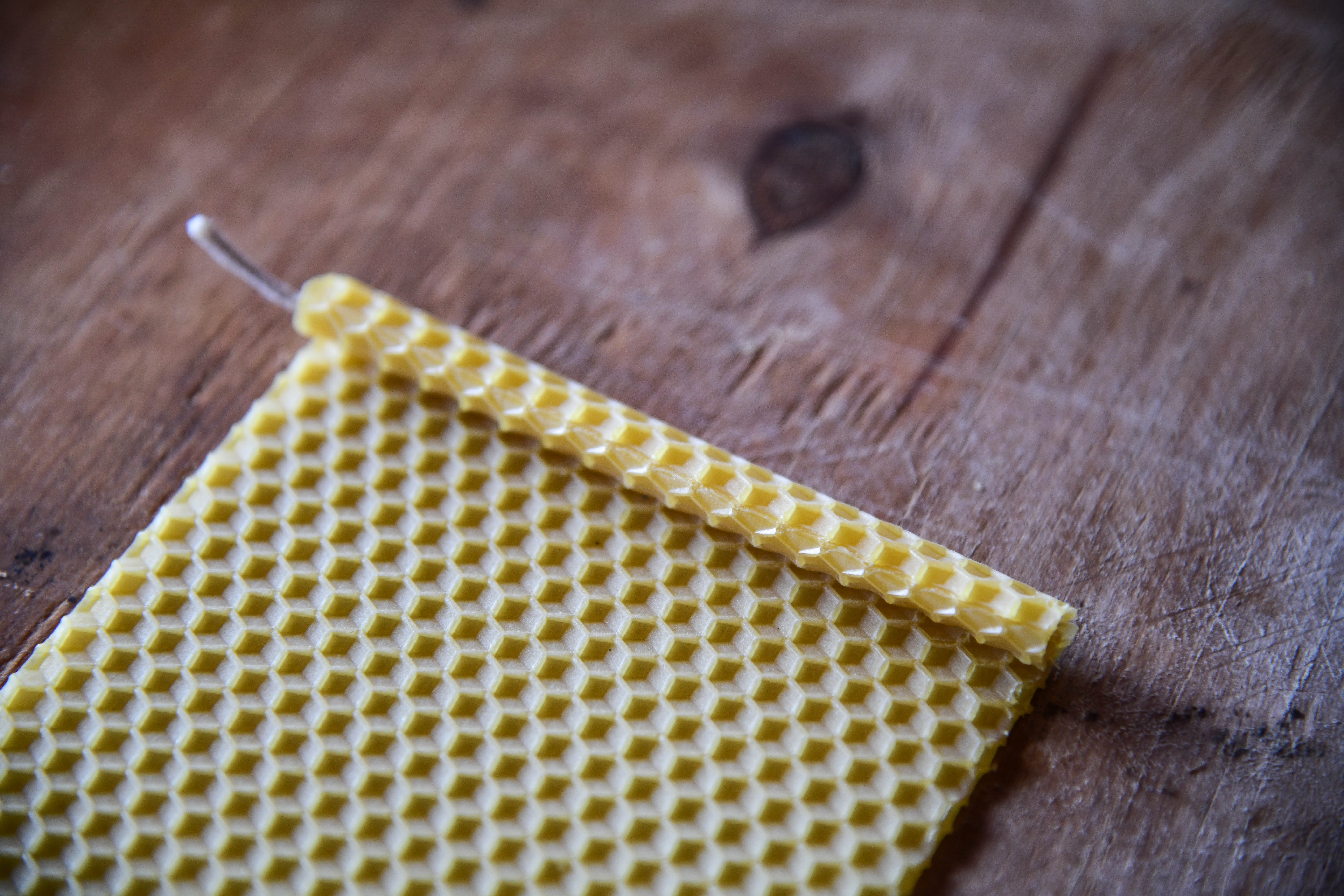 Mesilasvaha plaadist küünla keerutamine