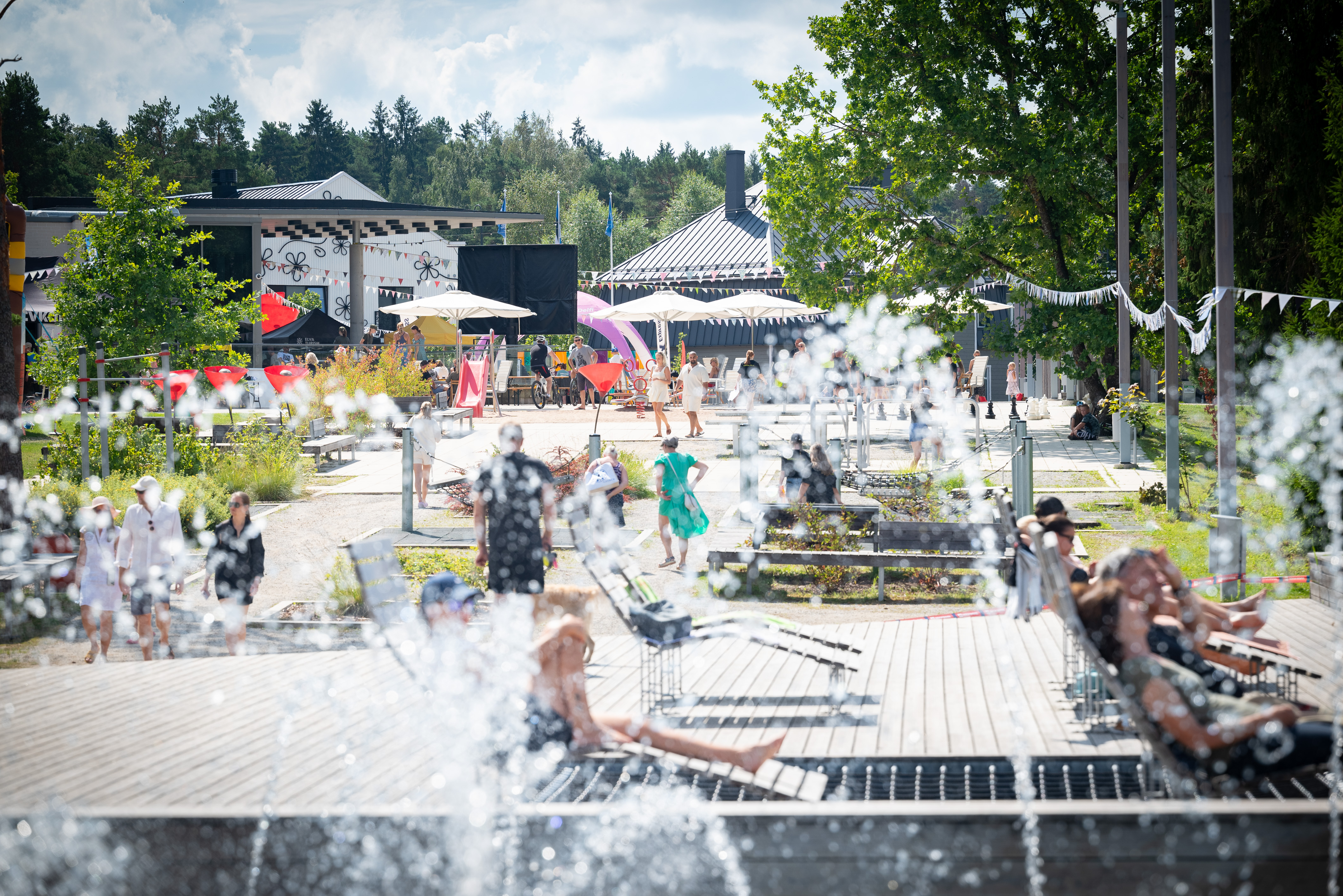 Elva keskväljak Tartumaal suvisel päeval