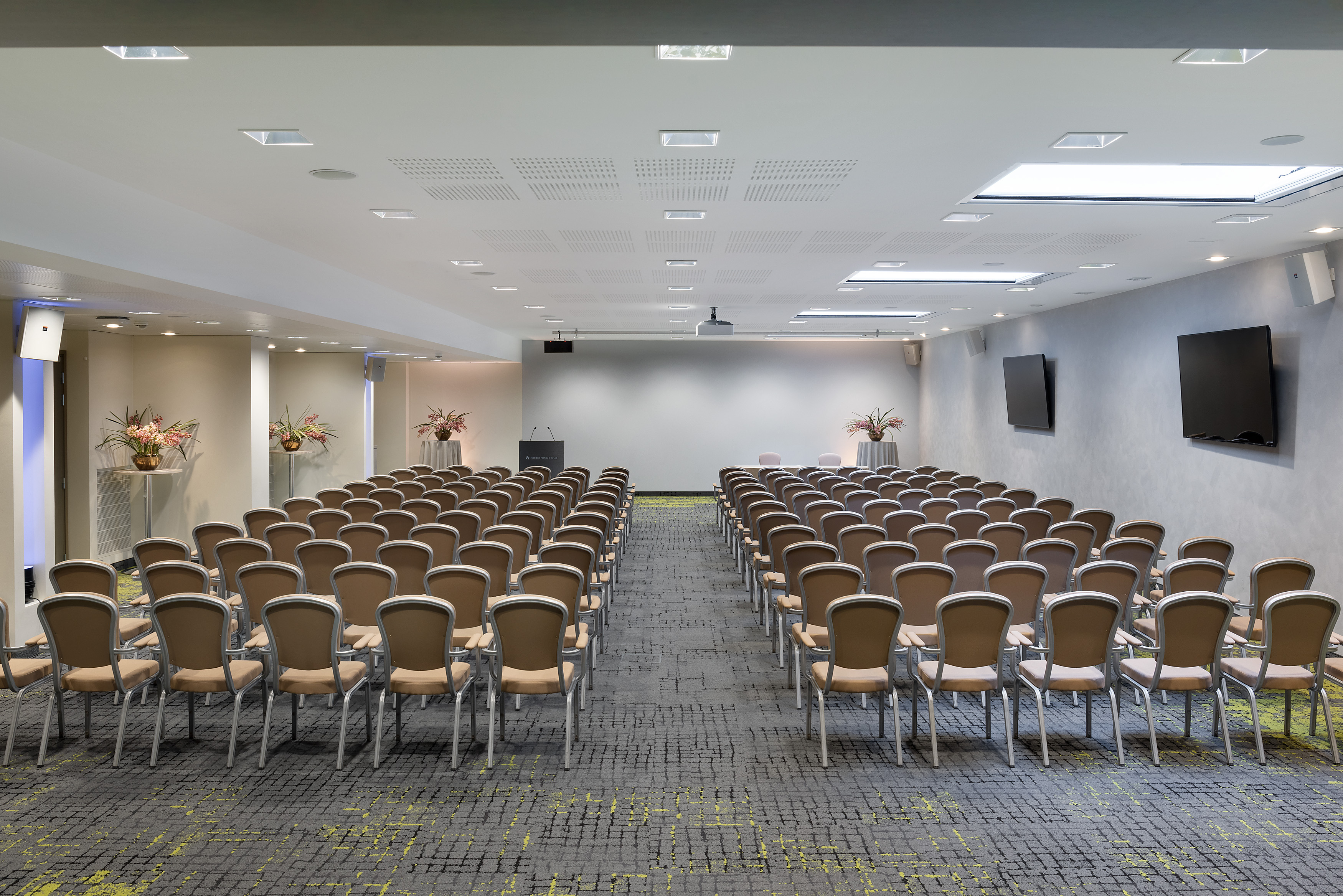 Nordic Hotel Forumi valgusküllane konverentsiruum teatristiilis