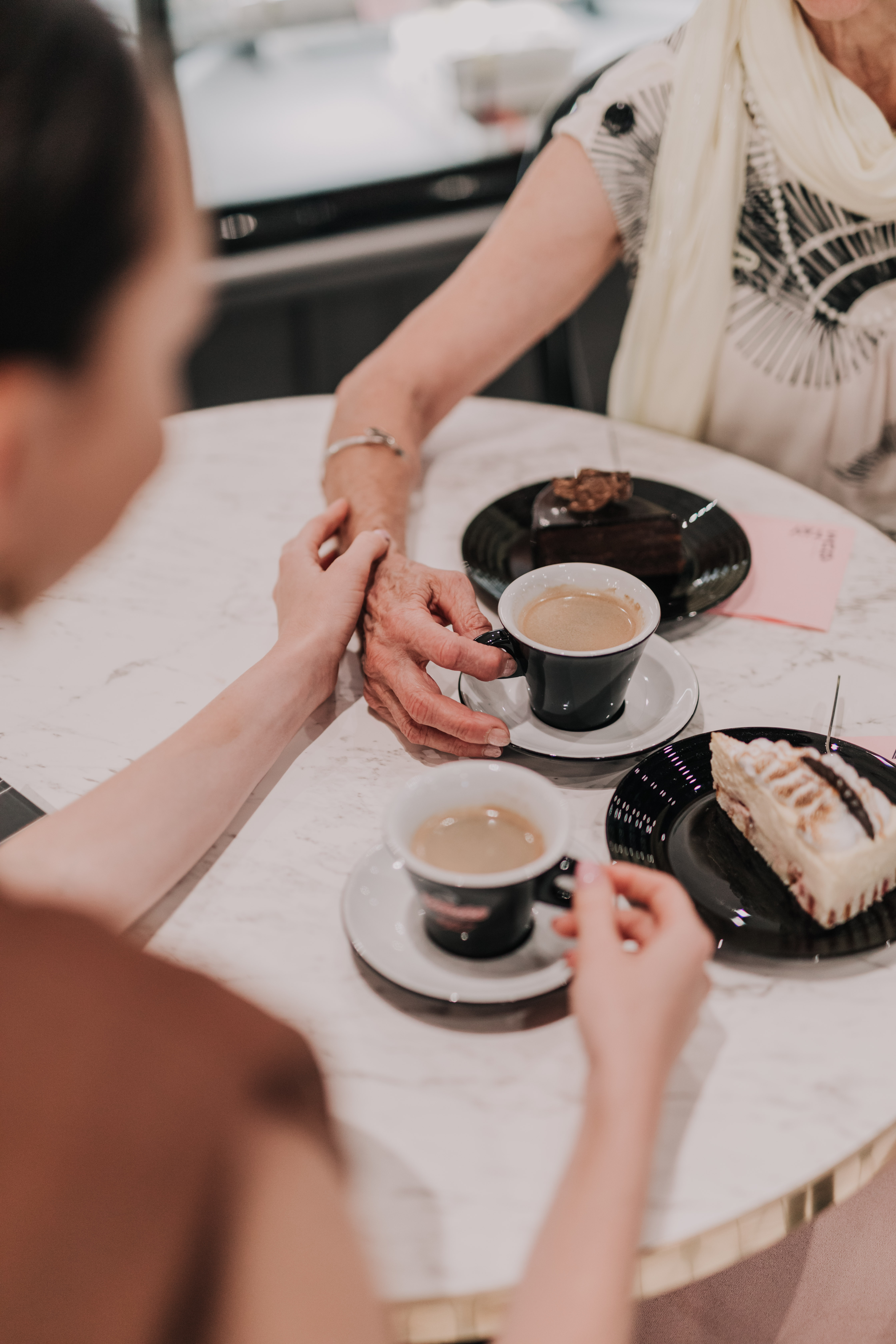 Tikšanās ar draugiem un ģimeni Gustava kafejnīcā