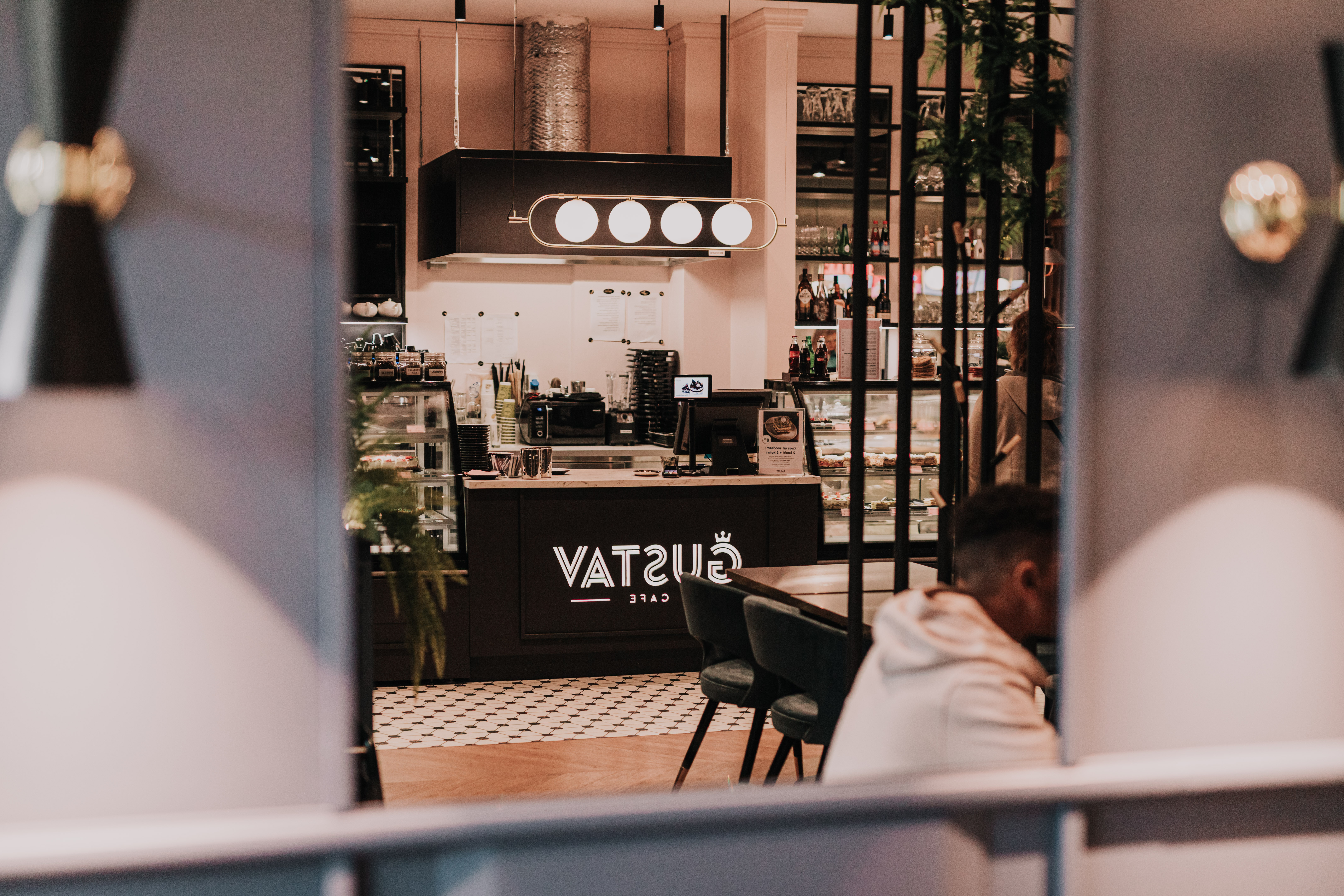 Skats uz Gustava kafejnīcu no iekšpuses