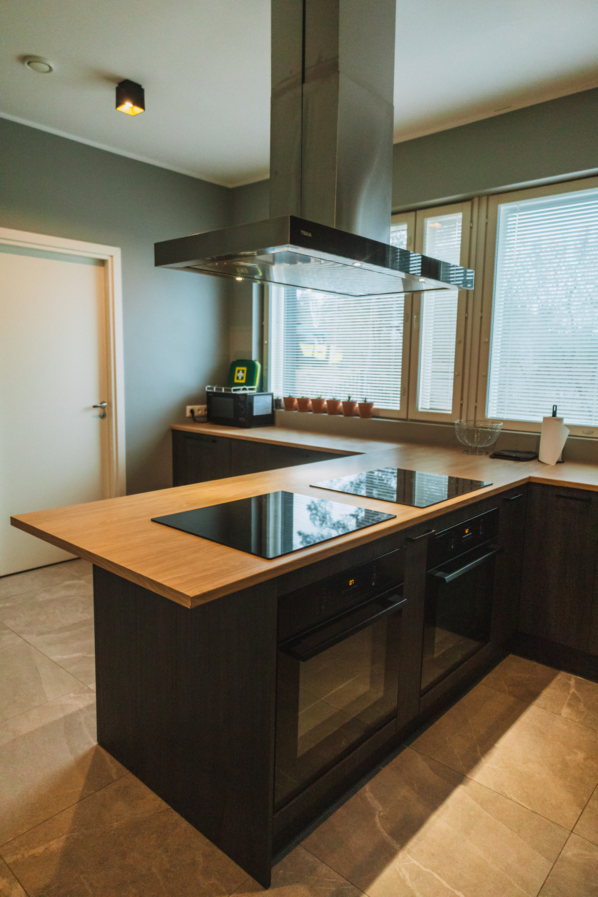 Seminariruumi kõrval on avar köök ühiskokkamiseks