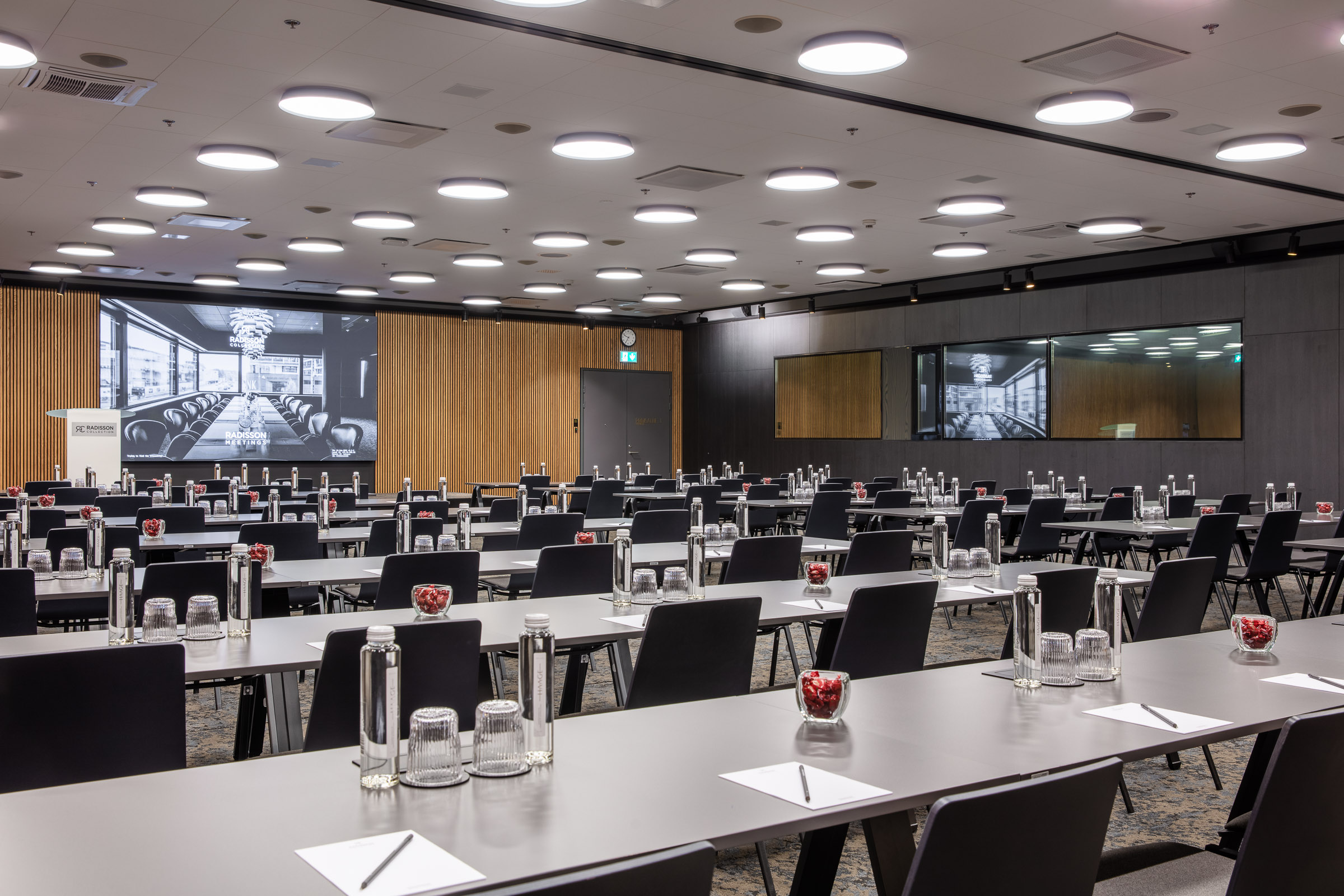 Konverentsiruum laudade ja teatristiilis Tallinn