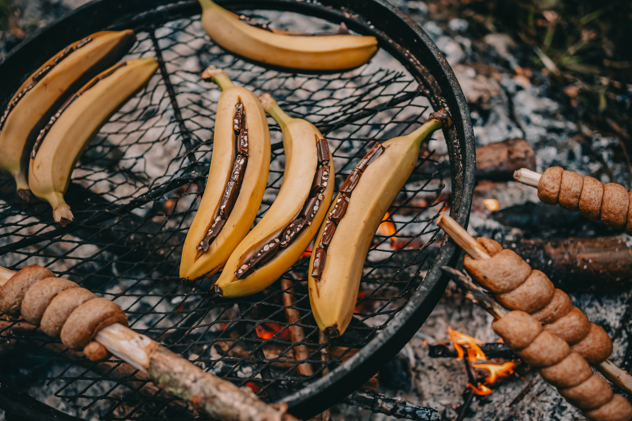 Nuotiomaut, banaanin paistaminen