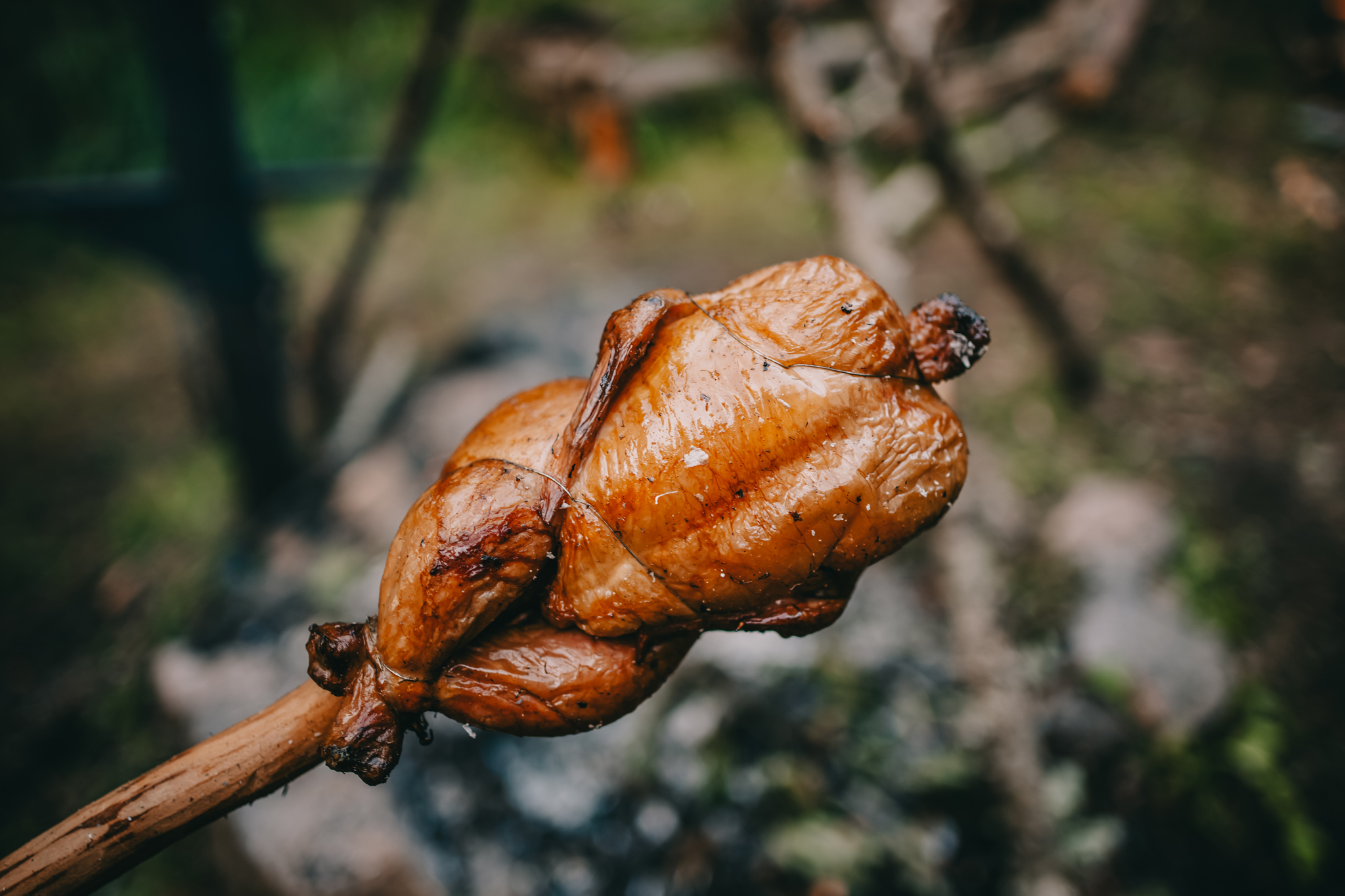 Nuotioruoat, kana kypsymässä.