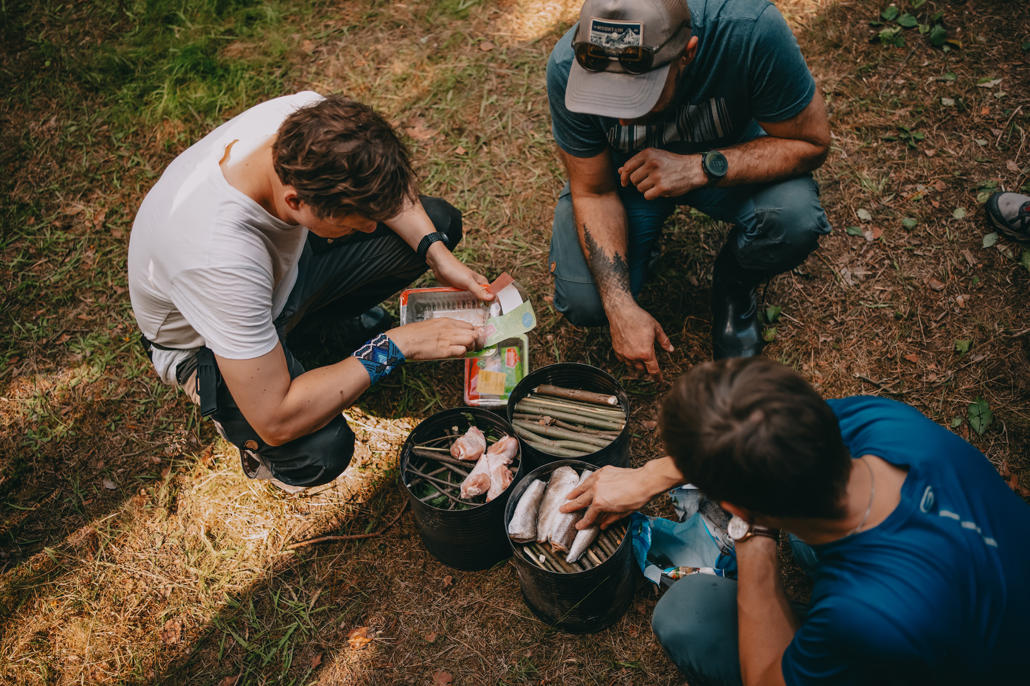 Nuotiokurssilaiset valmistautumassa.