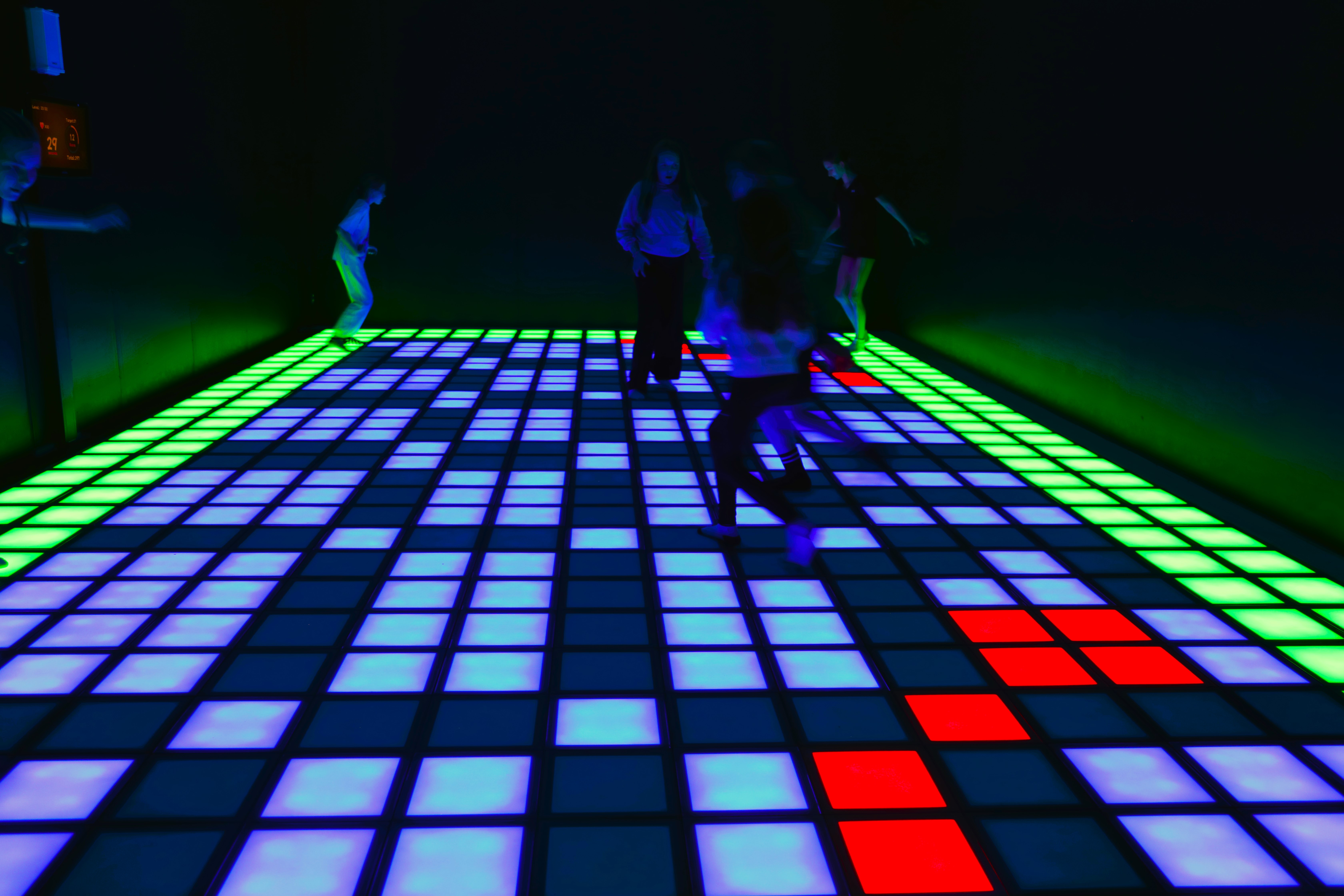 Interaktiivne valgus- ja liikumismäng siseruumides Tartus RIO vabaajakeskuses