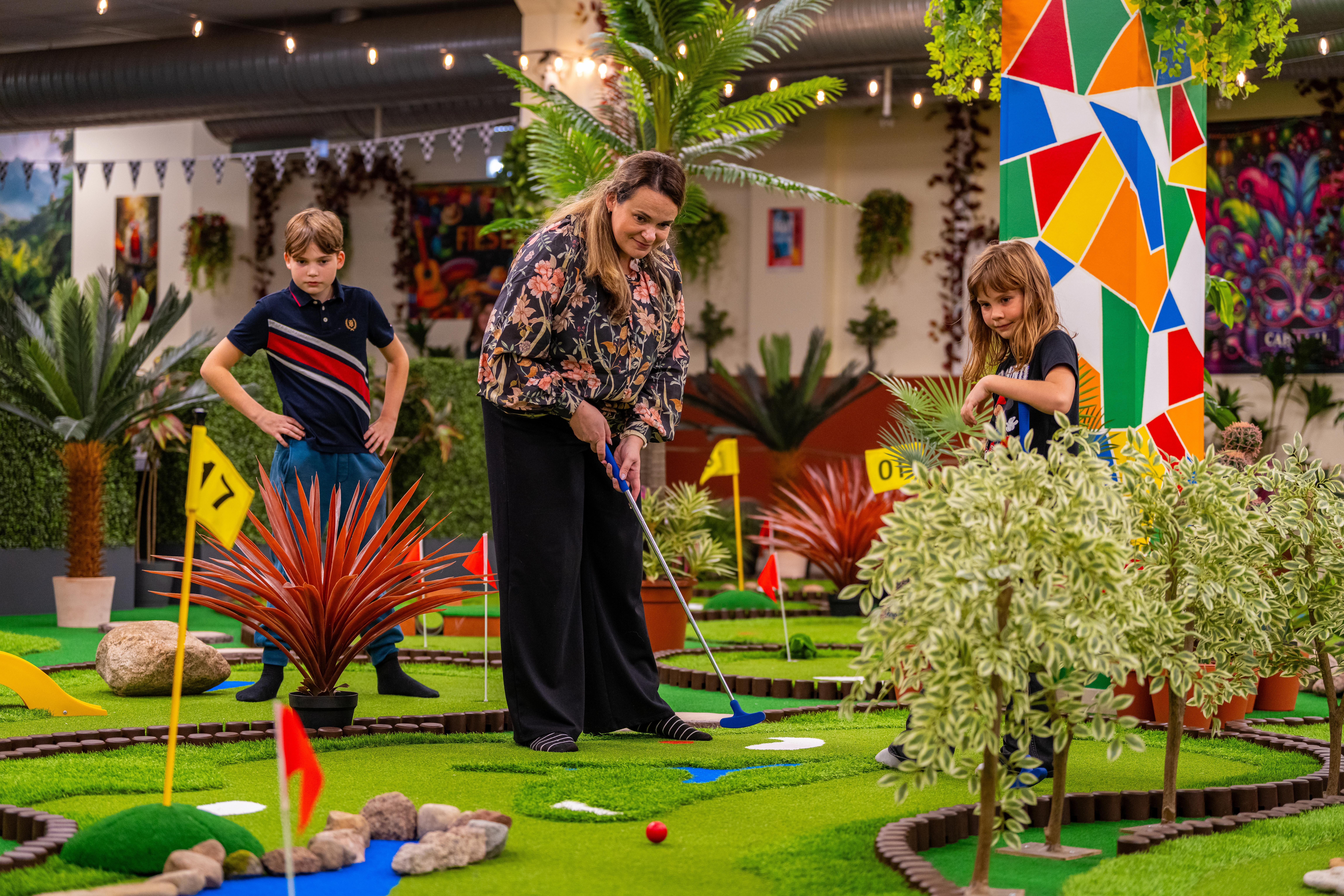 Pere mängimas siseminigolfiga Tartus Vabaajakeskus RIO rajal
