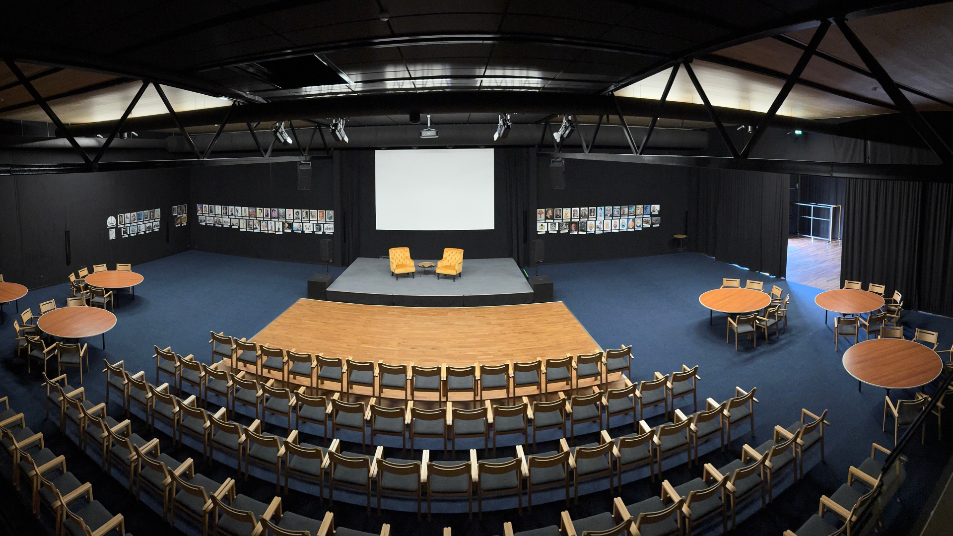 Saal im Autohaus mit Theaterbestuhlung