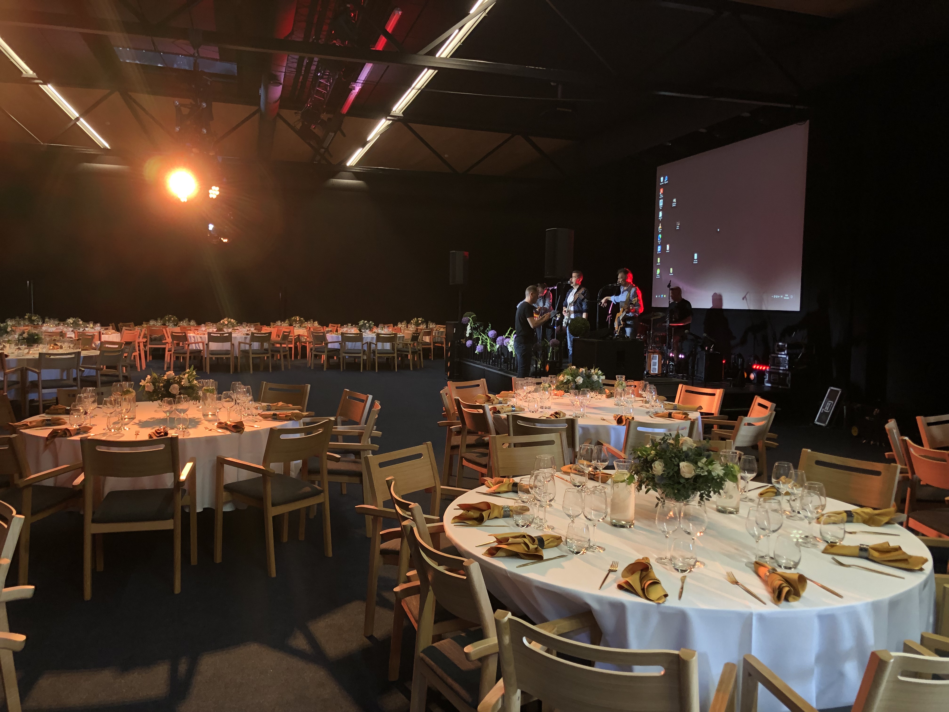 Saal im Autohaus mit Banketttischen