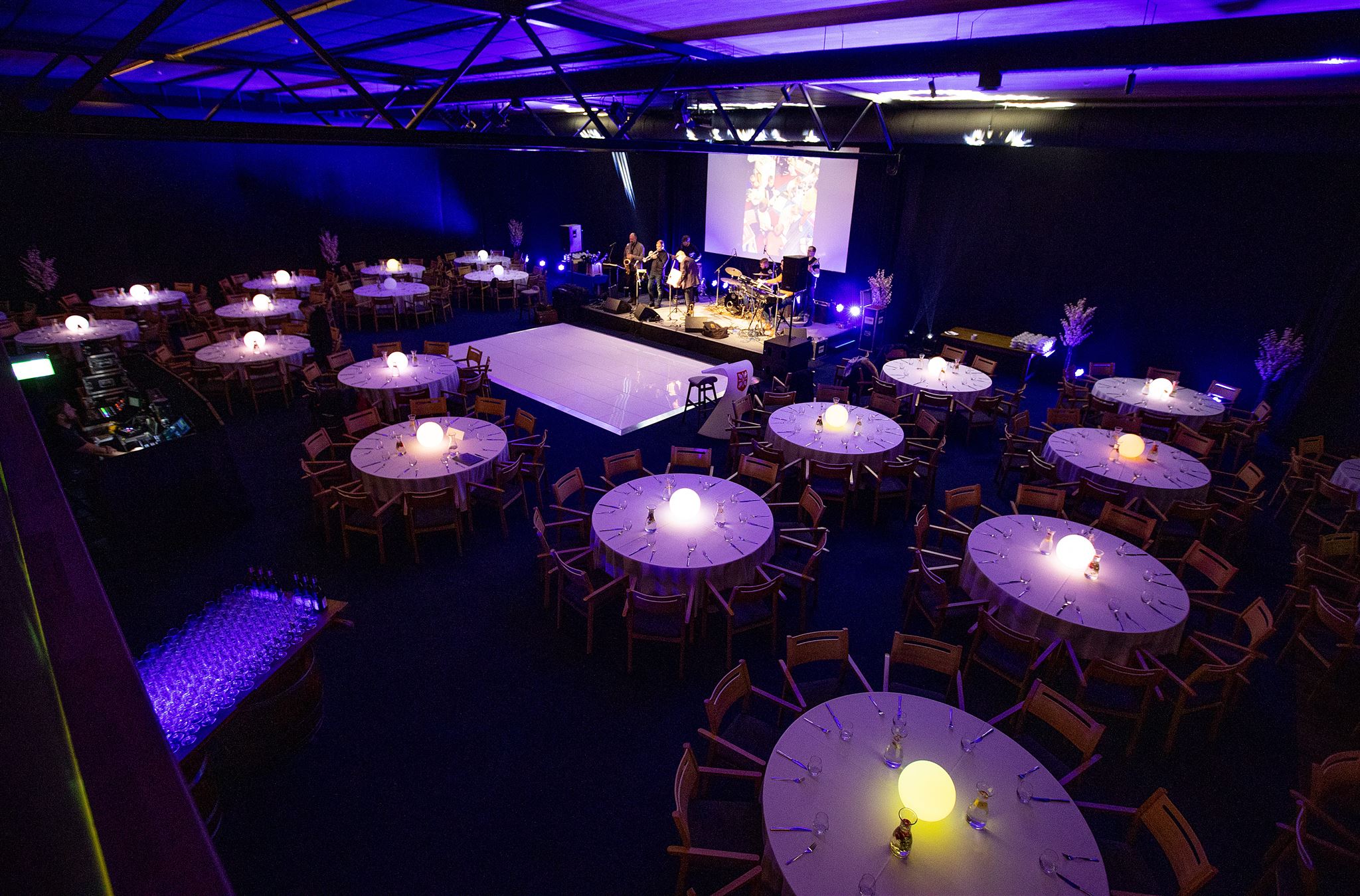 Band im Saal des Autohauses