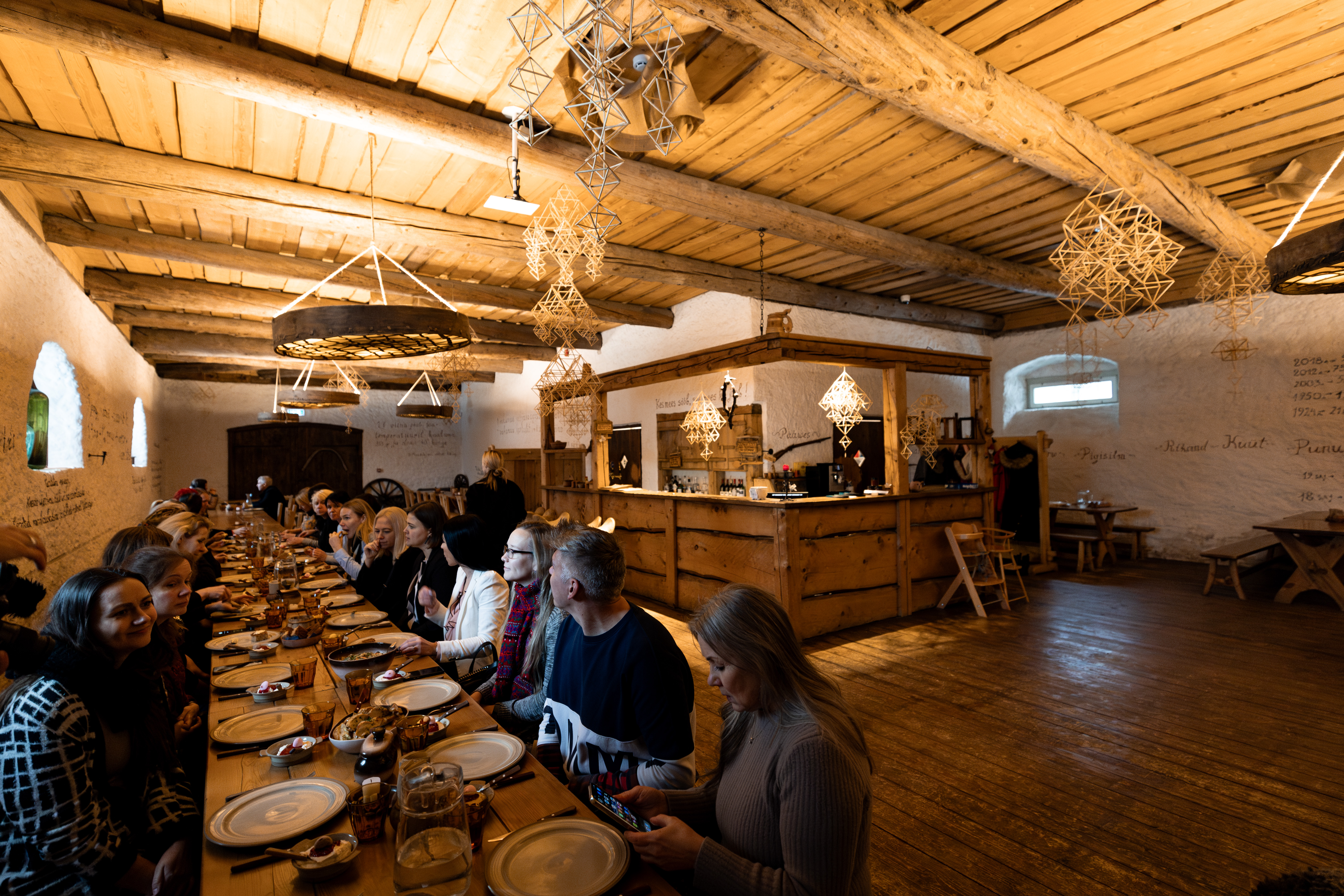 Seminaridel osalejad saavad maitsva kõhutäie Palmse kõrtsis