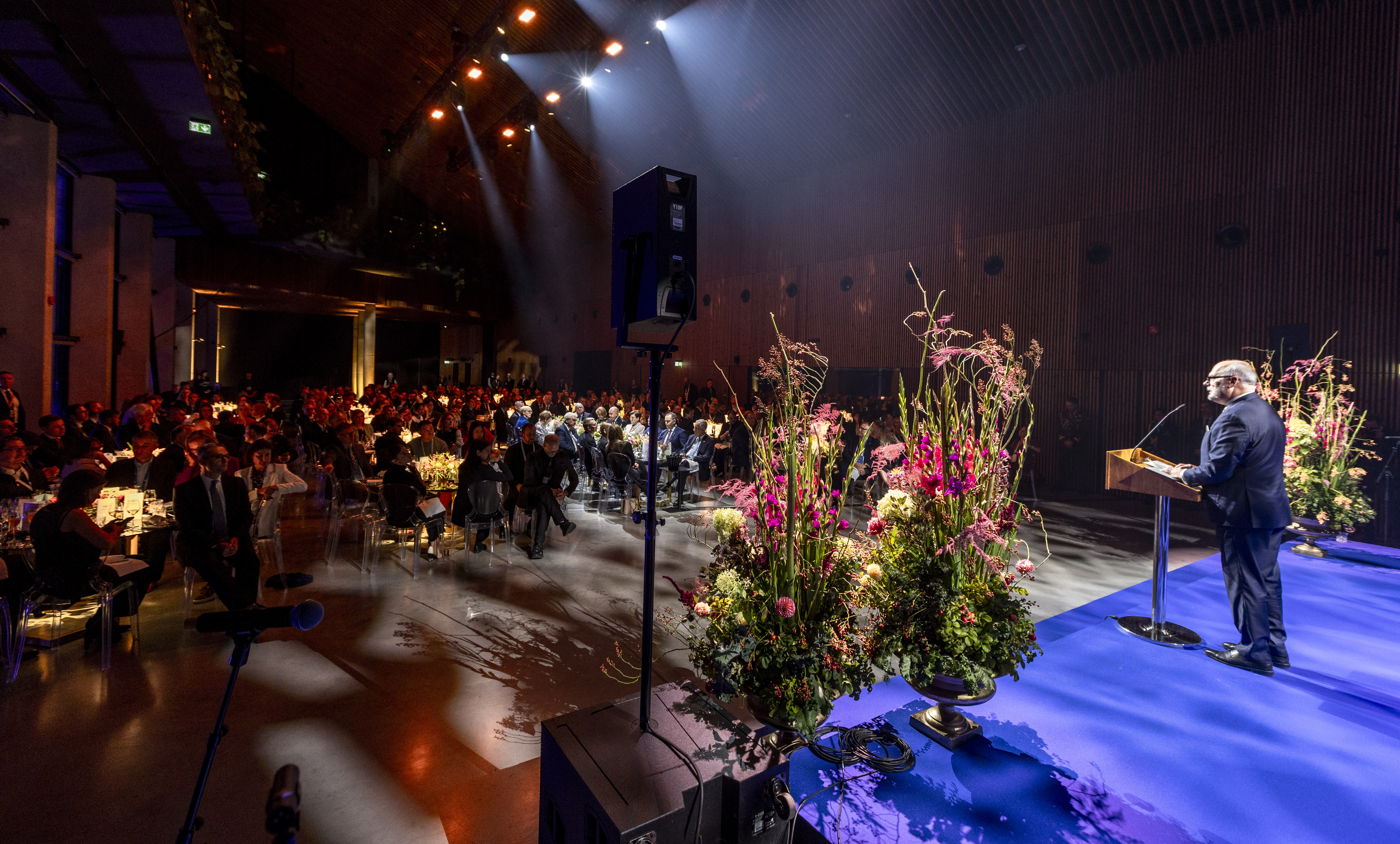 Reception at the cruise terminal: Stage for presentations + dinner