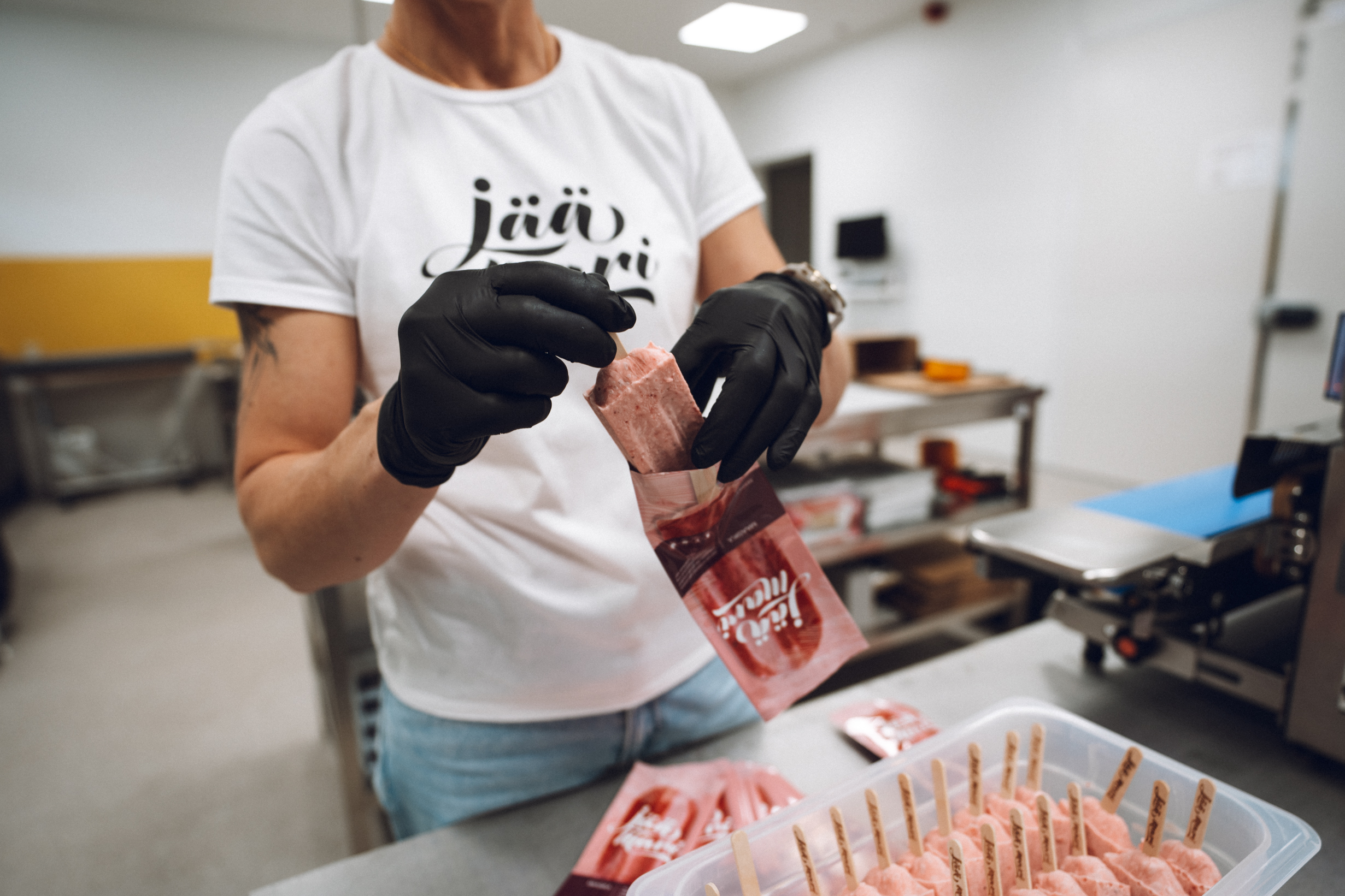 Jäämari käsitööjäätise pakkimine