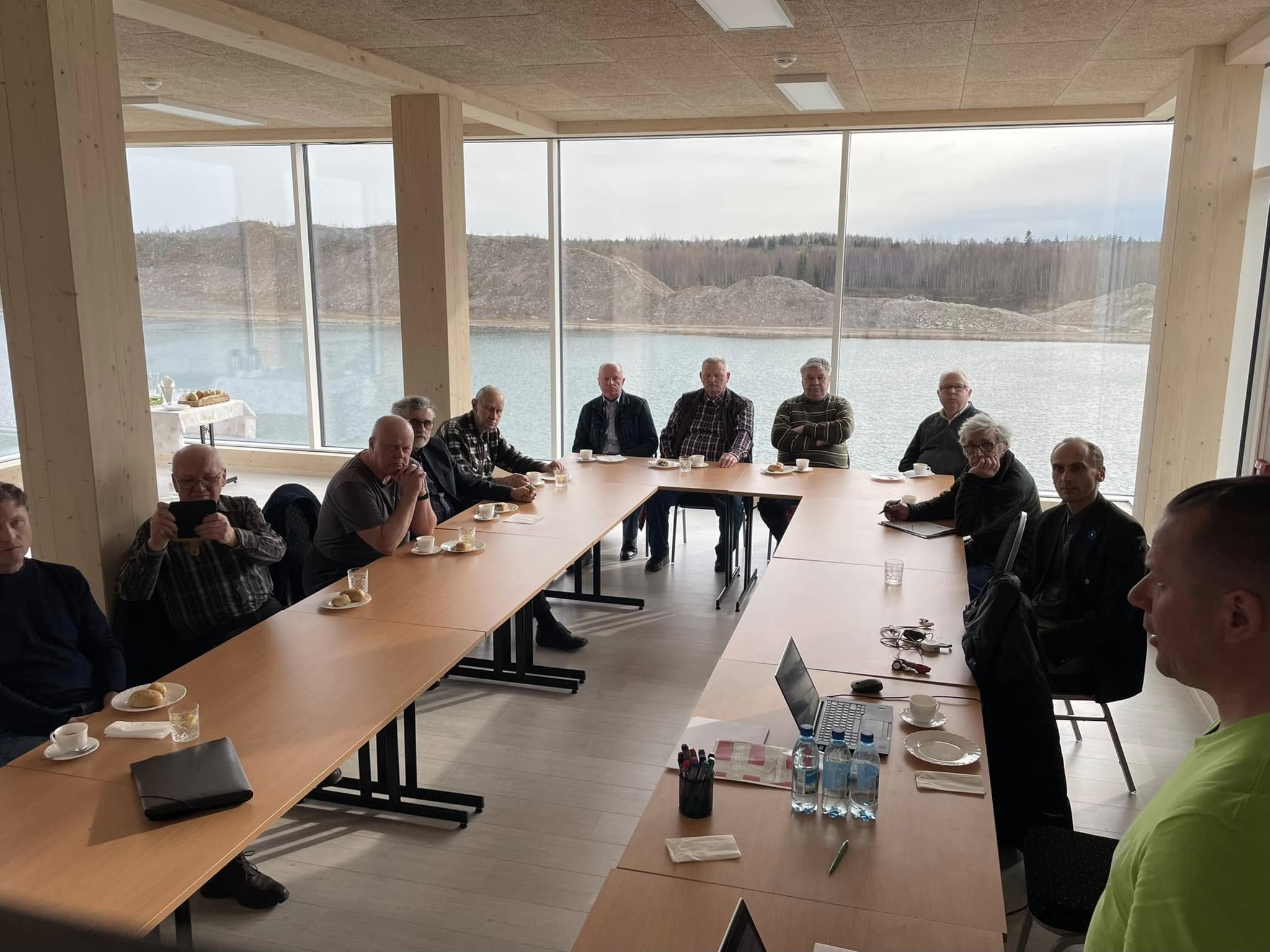 Aidu Veeseikluskeskuse kohtuniketorni seminariruum