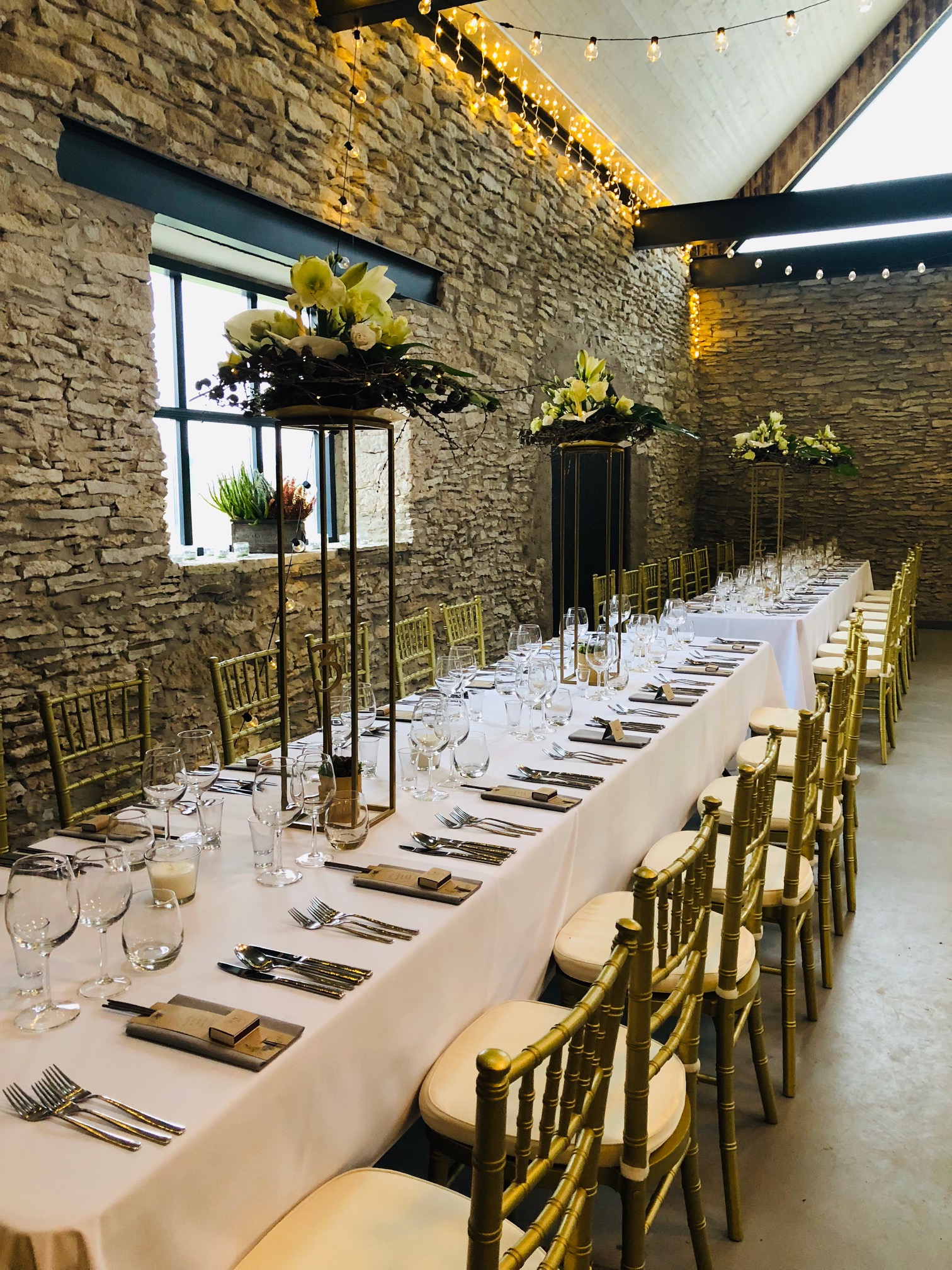 Ööbiku Gastronoomiatalu suur saal pika lauaga