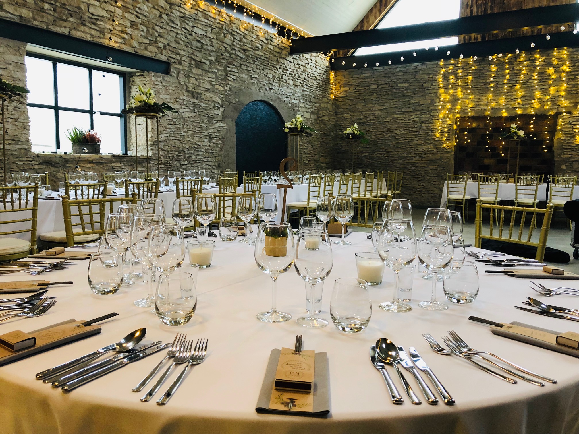 Ööbiku Gastronoomiatalu suur saal ümmargune laud