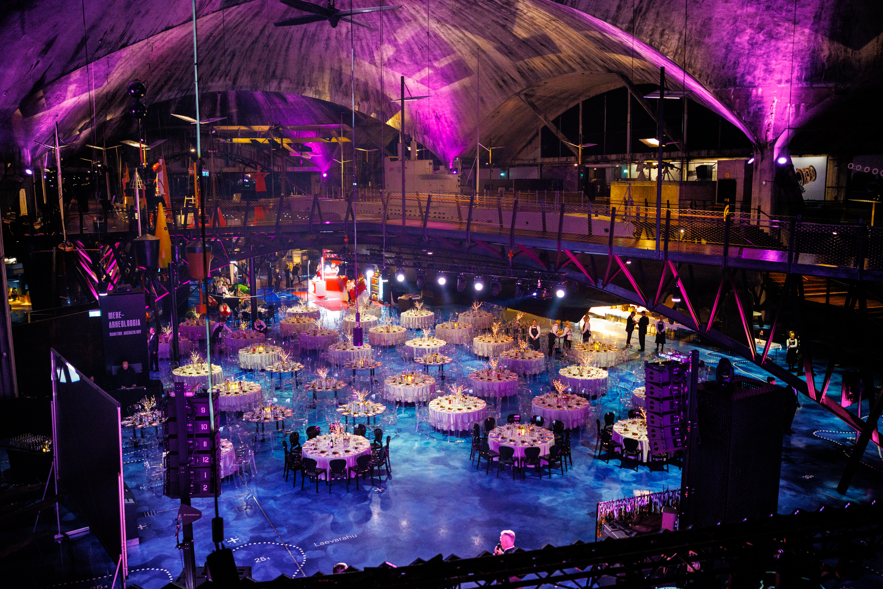 Lentosataman illallinen pöytien kanssa