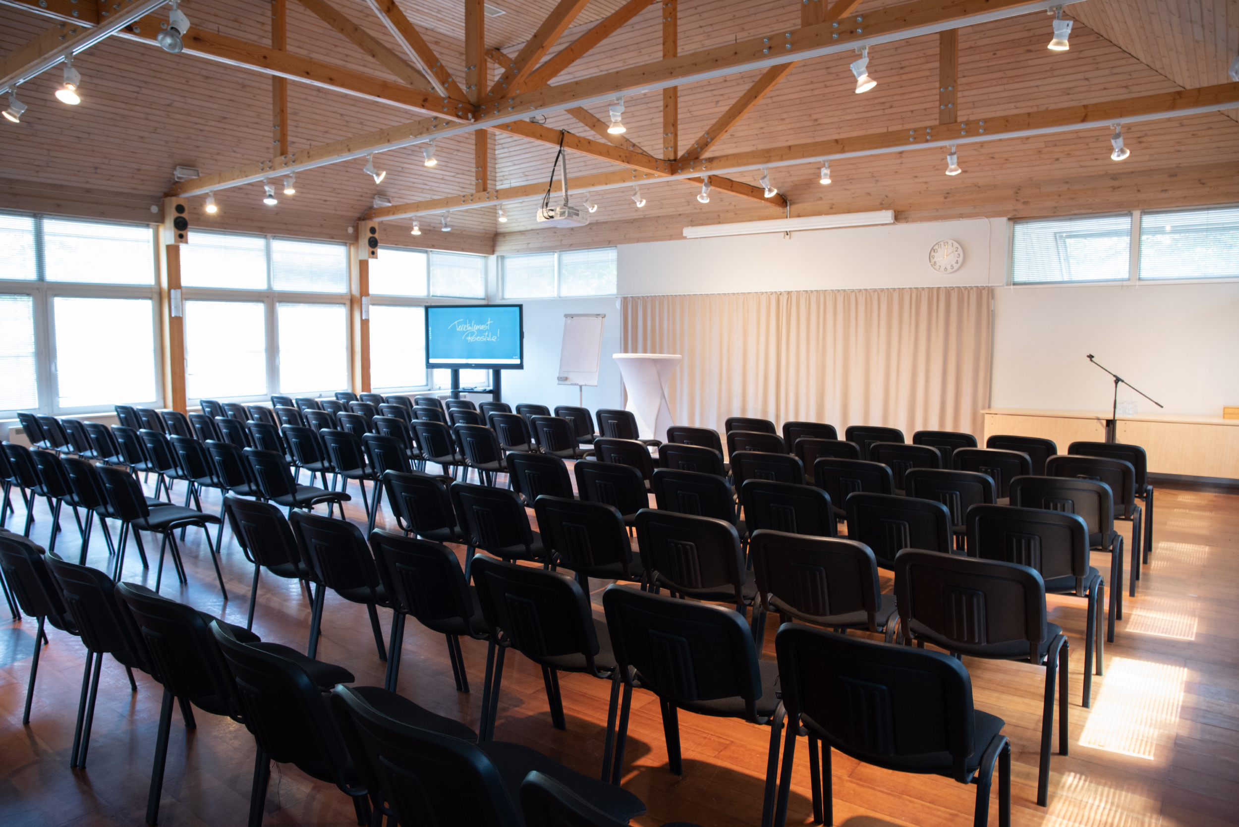 Ormsö saalis saab teha erinevaid toolide paigutusi