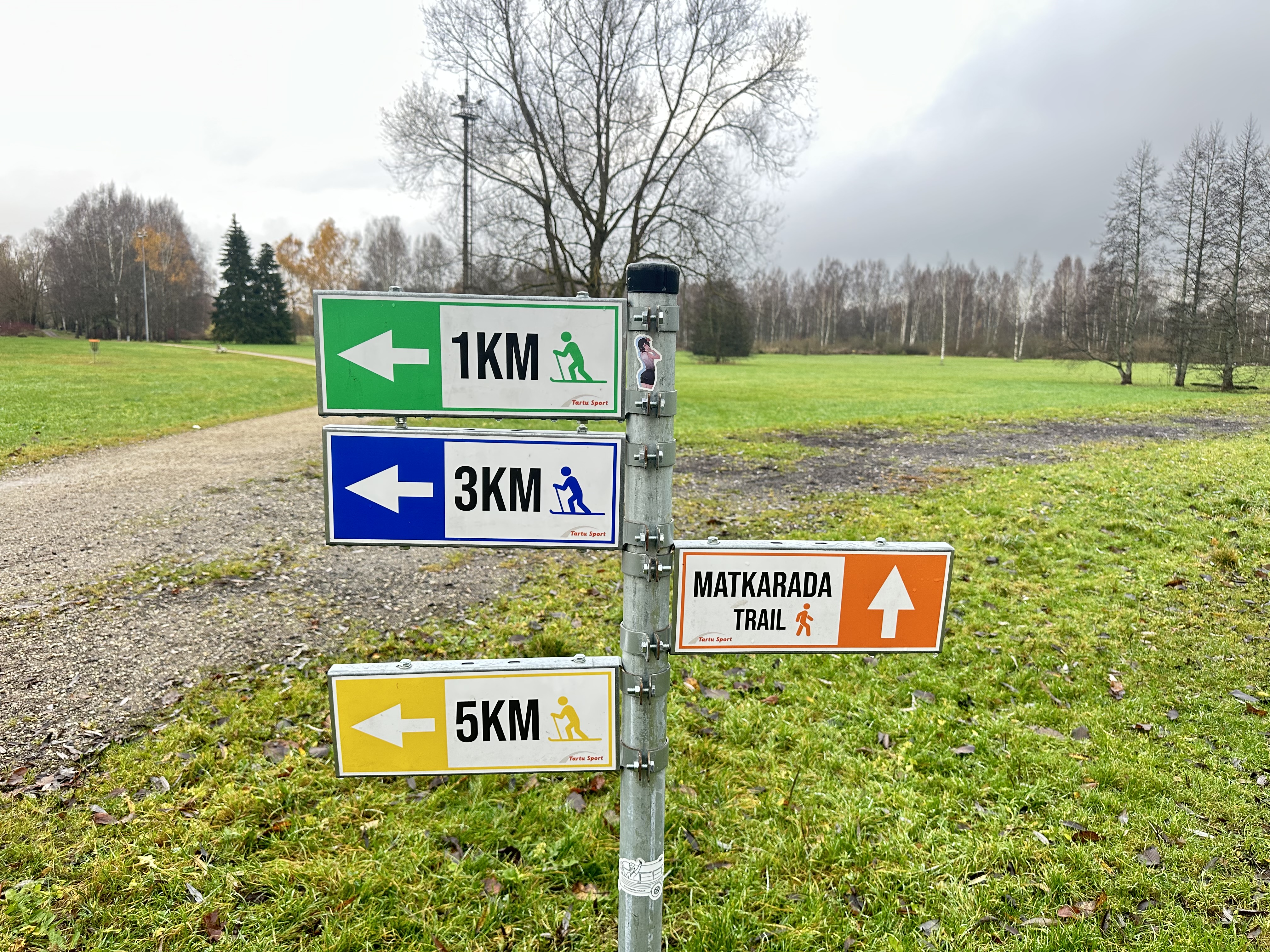 Tartu Tähtvere Dendro discgolfi pargi rajatähised