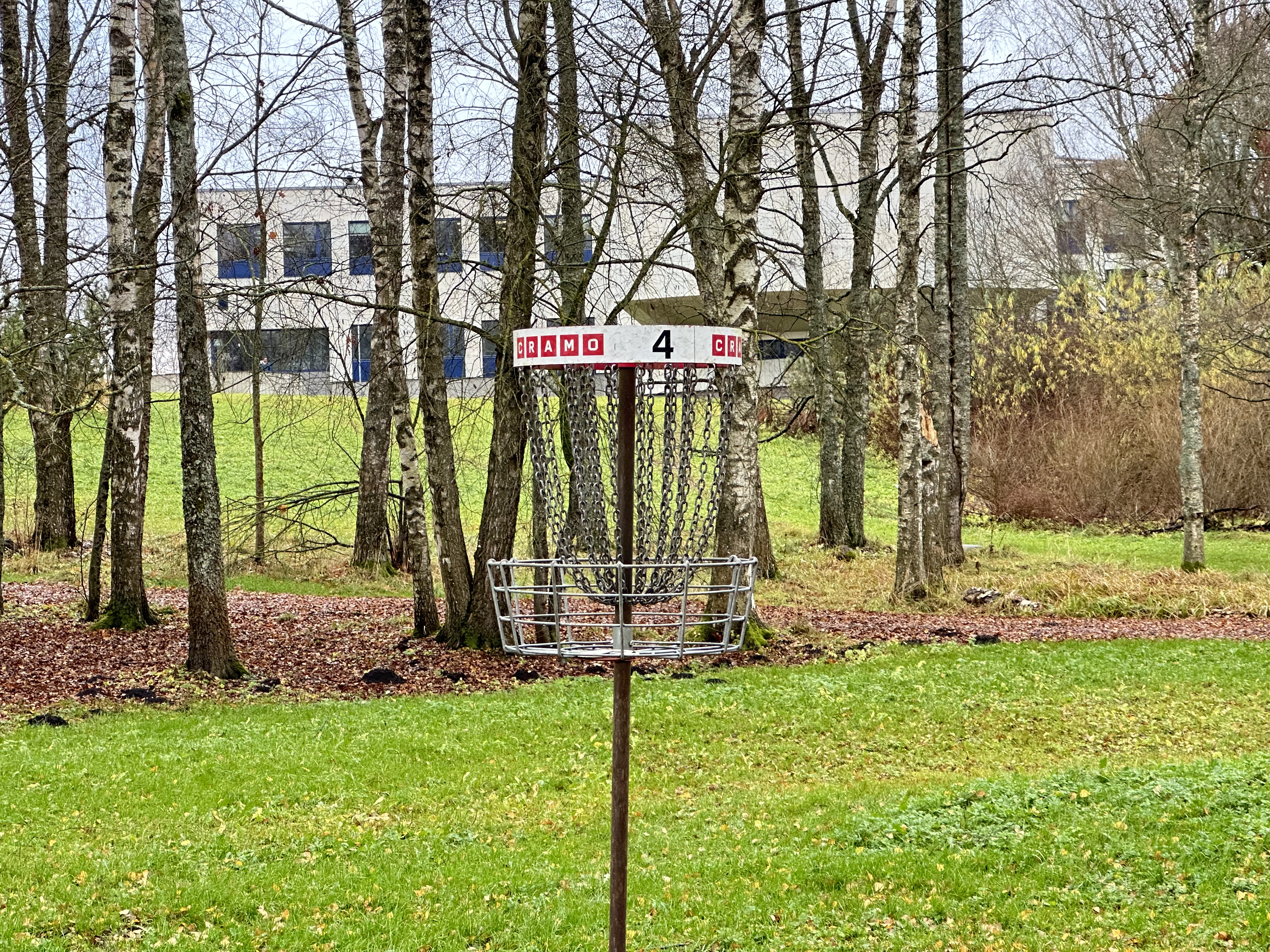 Tartu Tähtvere Dendro discgolfi pargi korv