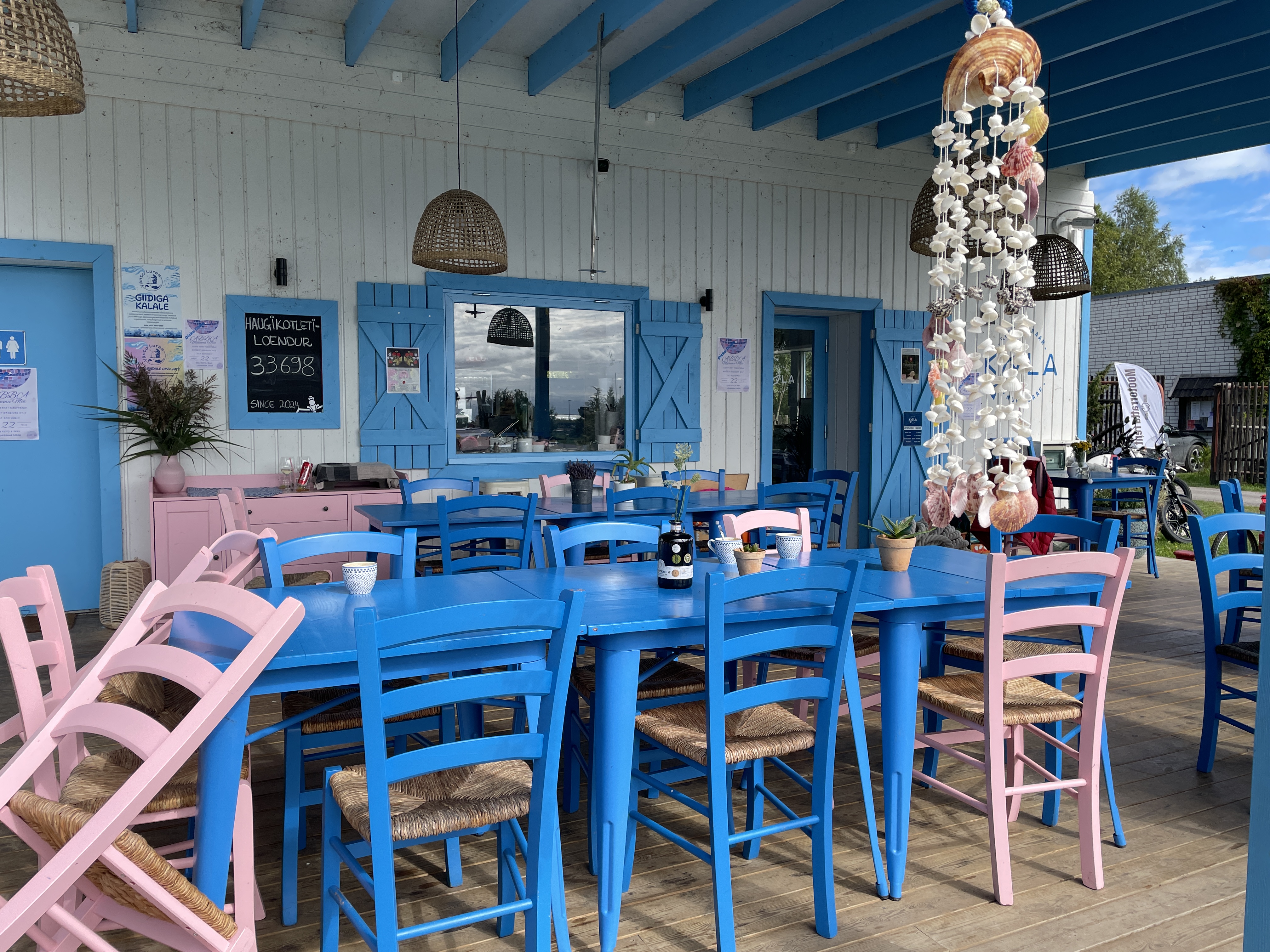 Meie hubane restoran Lõunaranna sadamas pakub mõnusaid maitseid kohalikust toorainest. Nagu nimigi ütleb, on meie põhimenüü kalast. Kala Resto&Baar oo