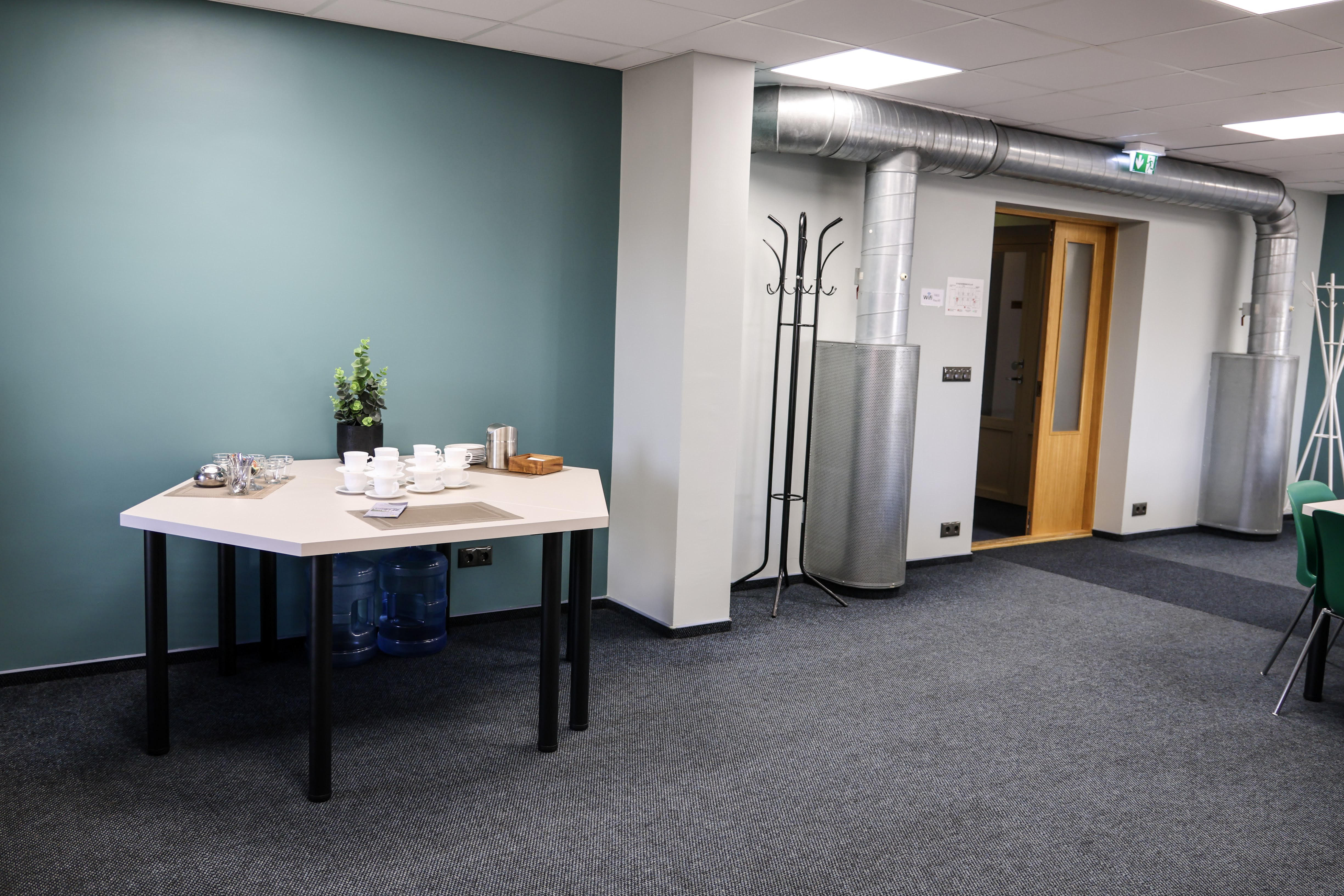 Kaffeepause im Konferenzraum des Hotels Pesa