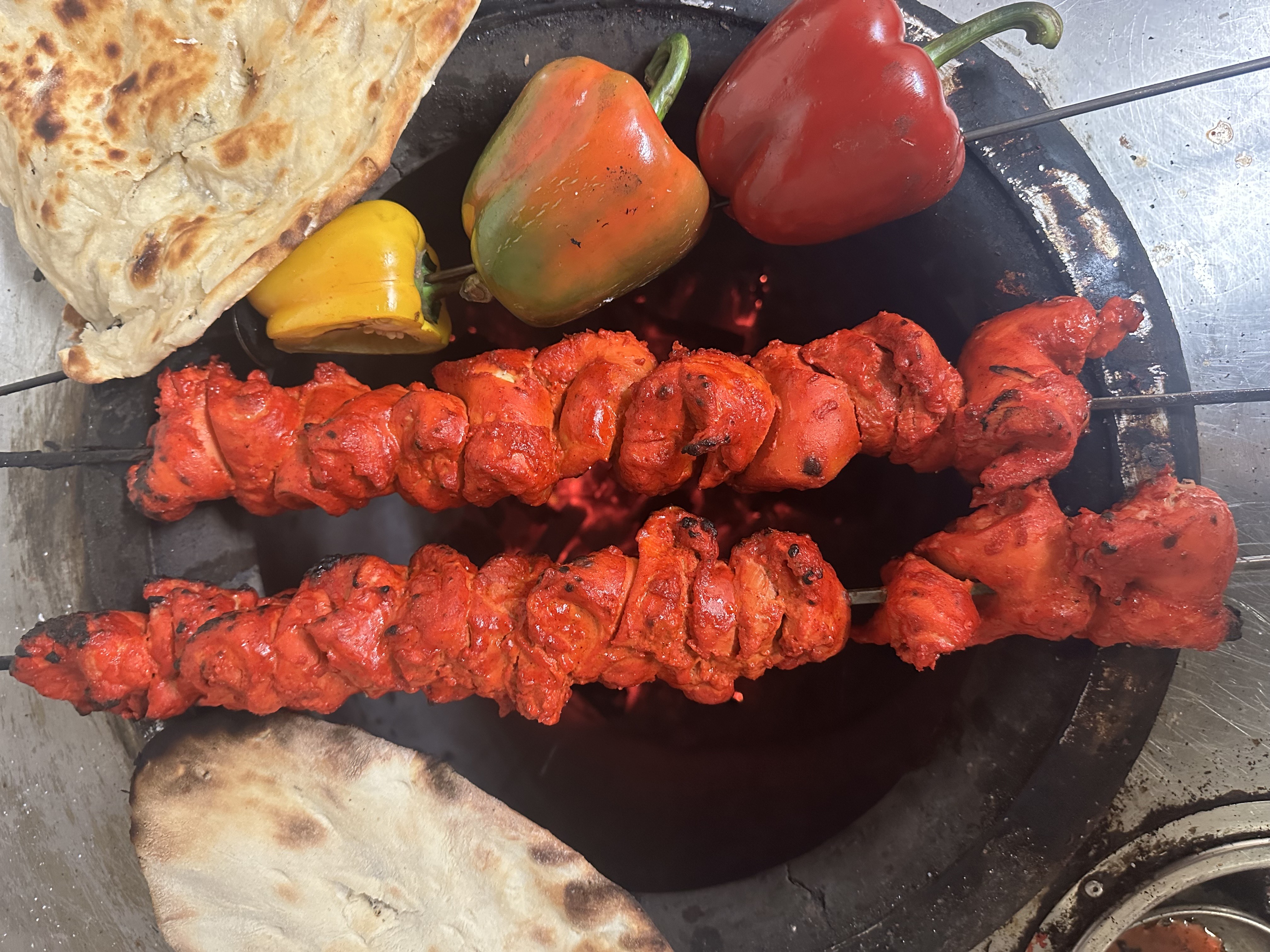 Tandoori (vistas) tikka Indijas naan maize un grilēti dārzeņi